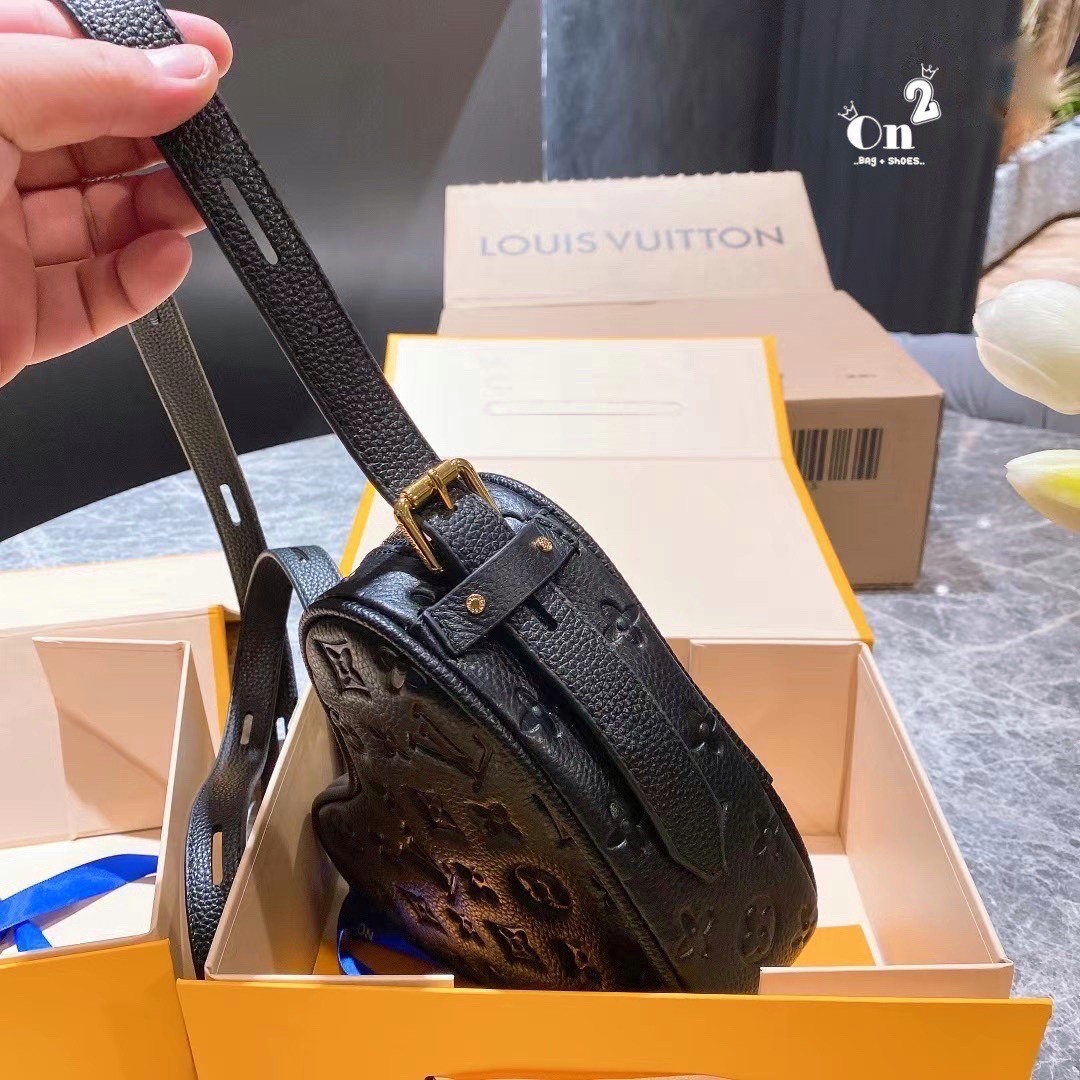 LV Sac Coeur handbag / LV Heart Puffy Bag ปังไม่ไหว กระเป๋าสะพายรูปทรงหัวใจ งานสวยเป๊ะ หนังปั้มลายโมโนแกรม แมทง่ายเข้าได้ทุกลุค ภาพสินค้าถ่ายจากงานขายจริง ใช้งานต่างประเทศได้