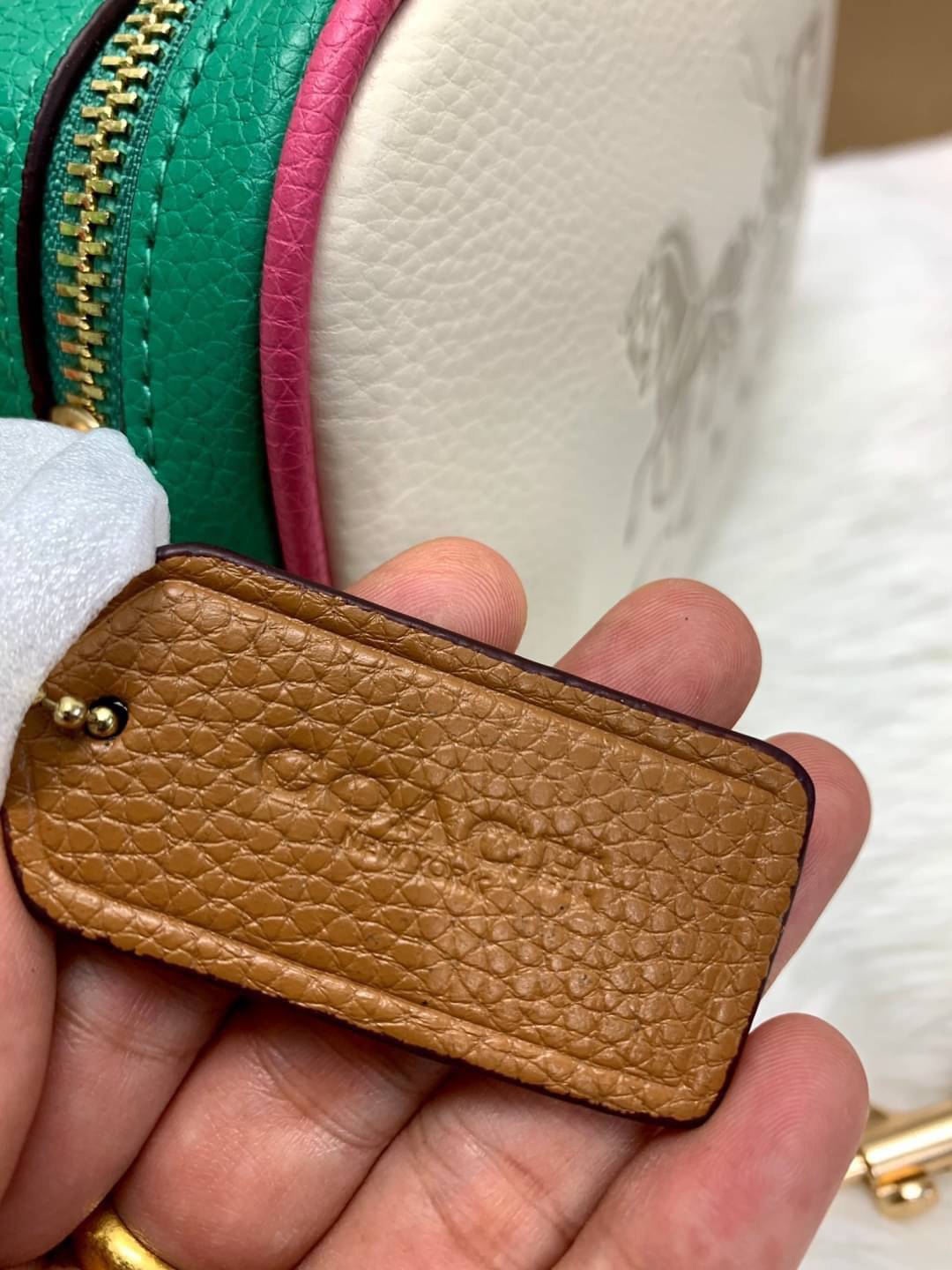 Coach Leather Jes Crossbody in Colorblock ((72704)) กระเป๋าสะพายข้าง//ครอสบอดี้ร์ วัสดุหนังแท้ หนังนิ่มสวยงาม มากๆค่ะ ด้านหน้ามีโลโก้แบรนด์เด่นชัดสะดุดตา ช่องหลักแบ่งเป็น2ซิป แต่ละช่องกว้าง ใส่กระเป๋าเงินใบยาวได้ ของอื่นๆได้จุค่ะ มีช่องเล็กให้ใส่ของจุกจิก