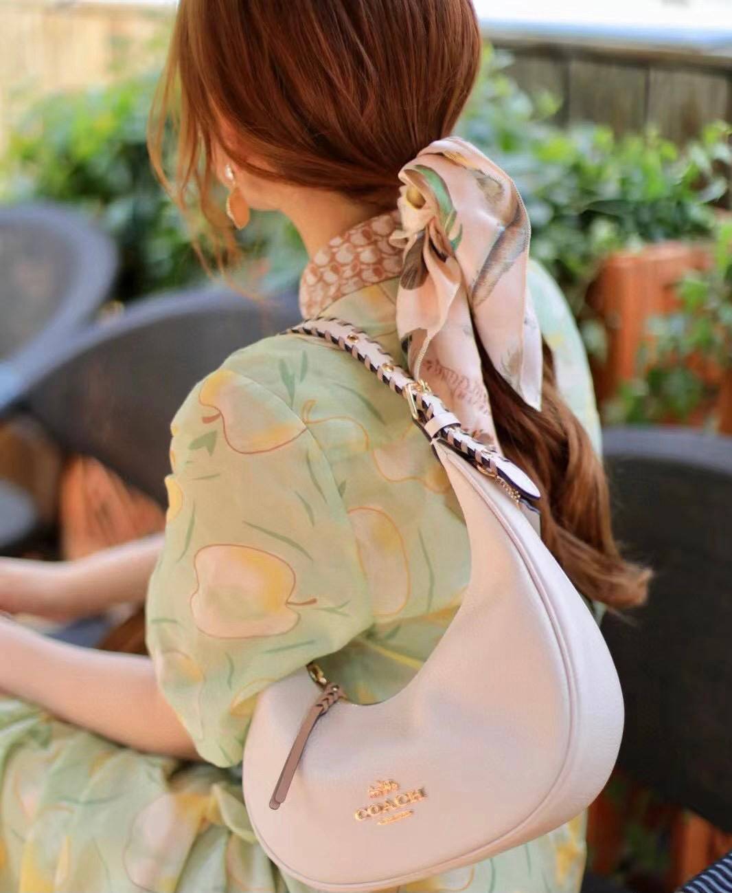 COACH BAILEY HOBO WITH WHIPSTITCH ((C4108//C1322)) พร้อมส่งที่ไทย!! สวยจริงไม่จกตาแน่นอนค่าา กระเป๋าทรงโค้ง ใช้แบบหิ้วหรือคล้องไหล่ก็ดูดี ใช้วัสดุหนังแท้ชั้นดี หนังสวยมากๆค่ะ ด้านหน้าใช้อะไหล่แบรนด์ตัวใหญ่ หรู ดูสะดุดตามีเดียว