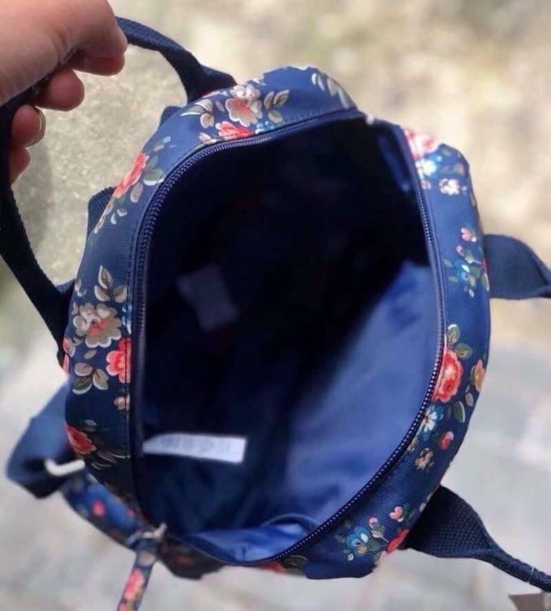 Cath Kidston Multi Strap Backpack กระเป๋าสะพายเป้รุ่นมินิ แบรนด์ดังสไตล์วินเทจสุดฮิต วัสดุ Canvas เคลือบกันน้ำสามารถเช็ดทำความสะอาดง่าย เปิดปิดกระเป๋าด้วยซิปสะดวกใช้ ด้านหน้าประดับโลโก้แบรนด์สวยโดดเด่น พร้อมช่องซิปด้านหน้ากระเป๋าอีกหนึ่งช่องใช้งาน ด้านในโ