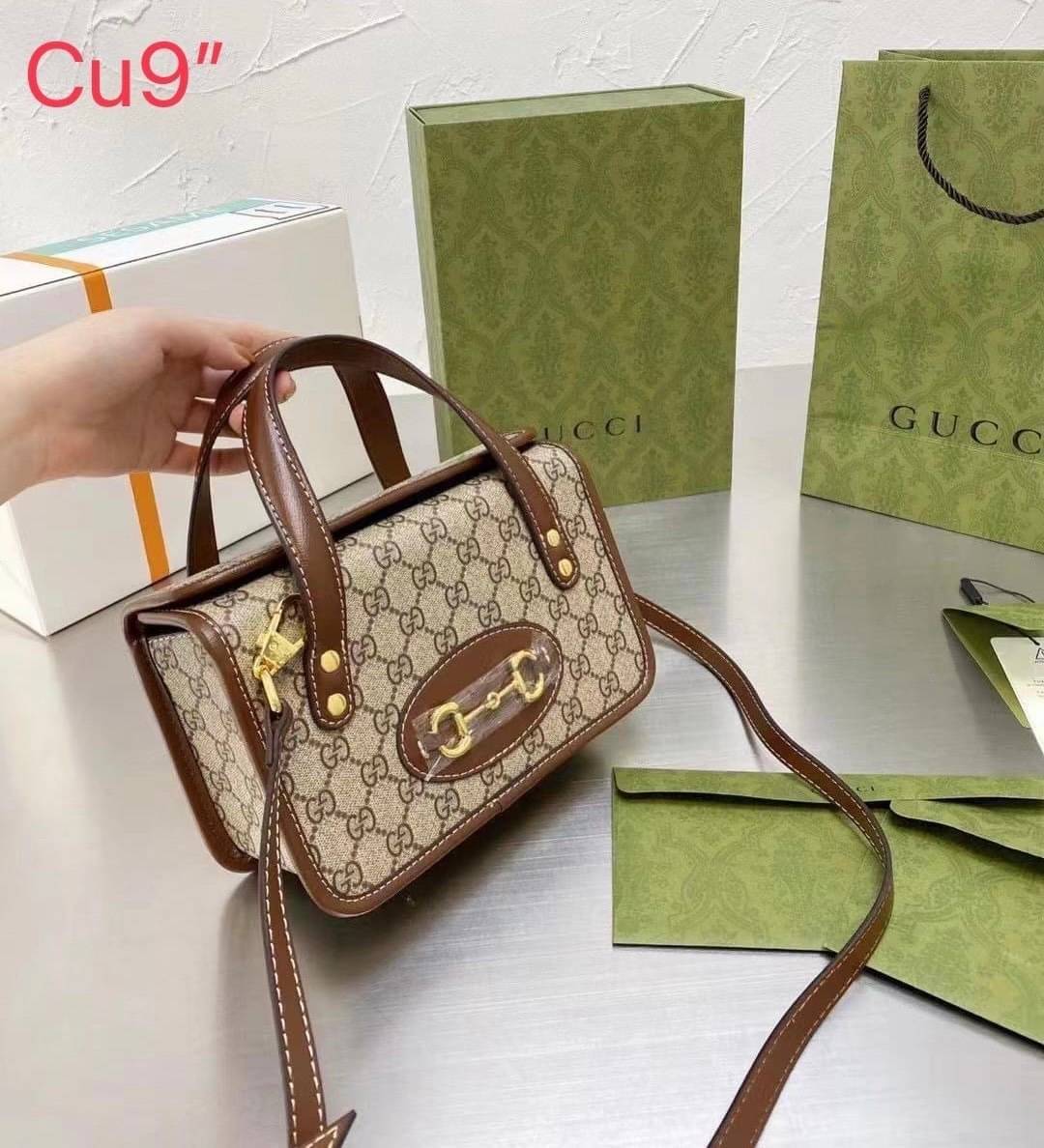 GUCCI Horsebit 1955 Handle Bag กระเป๋าสะพายรุนลิมิเต็ต ทรงกล่องสวยอยู่ทรง ดีไซน์เป็นเอกลักษณ์ ใช้งานง่ายภายในเป็นช่องโล่งมาก จุของได้เยอะ มีหูจับให้ในตัว มาพร้อมกล่อง box set ครบความคุ้มค่า พร้อมเสิร์ฟให้ถึงบ้านไปเลยจ้า