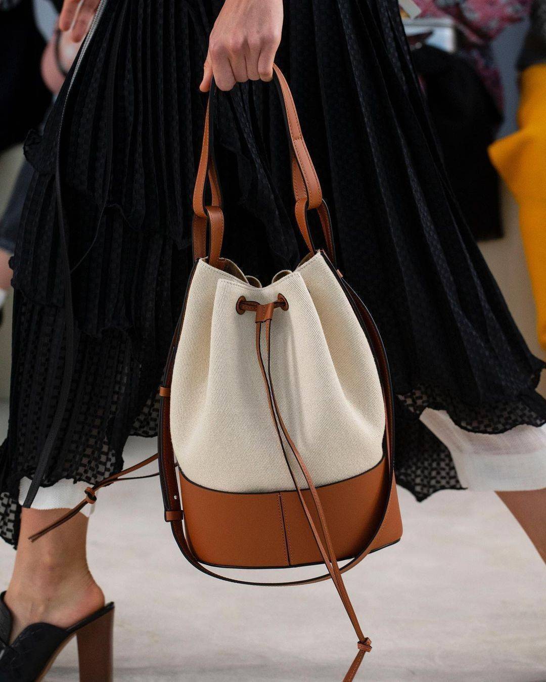 พรีเมี่ยมกิ๊ฟแท้ 100% 】LOEWE CROSSBODY BUCKET BAG GIFT WITH PURCHASE (GWP) กระเป๋าถือหรือสะพายพรีเมี่ยมกิ๊ฟ Limited Edition จาก LOEWE PERFUME DUTYFREE COUNTER