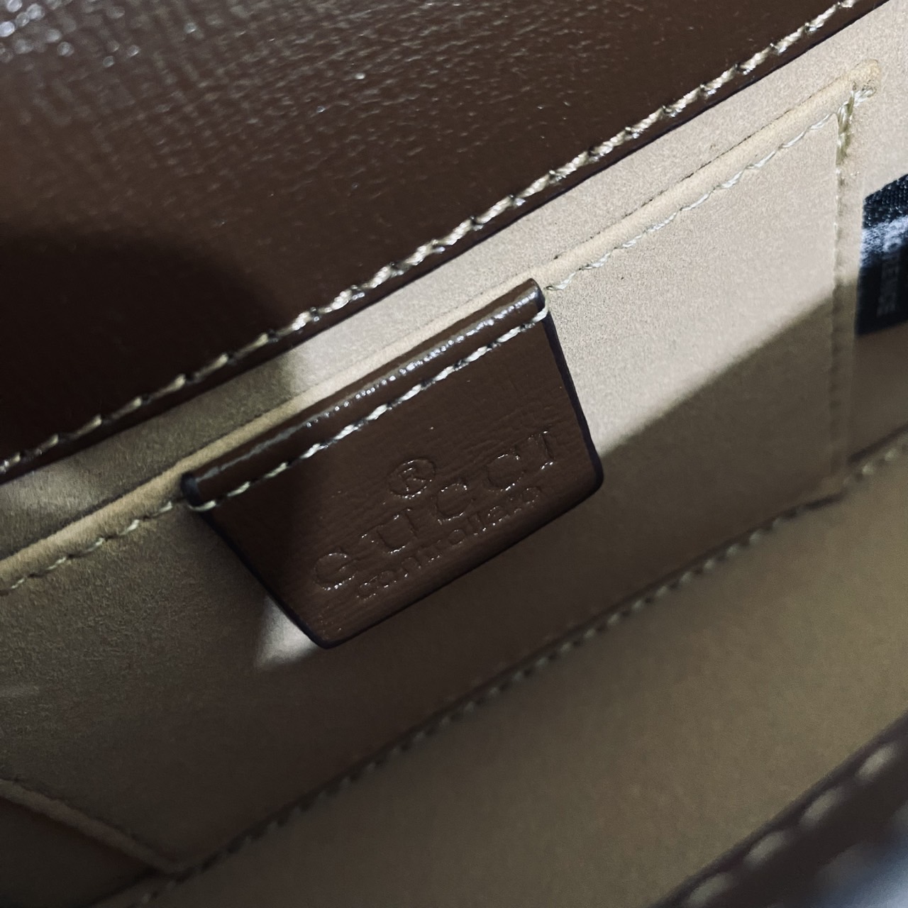 GUCCI Horsebit 1955 Mini Bag กระเป๋าสะพายทรงกล่องสวยอยู่ทรง ใส่โทรศัพท์หรือของใช้เล็กน้อยได้อย่างคล่องตัว แฝงความหรูราคาดีงามจัดมาให้พร้อม box set เป็นใบที่จะหยิบใช้ได้บ่อยๆ ด้วยขนาดกำลังดีใบนี้เอาอยู่เลยค่ะ