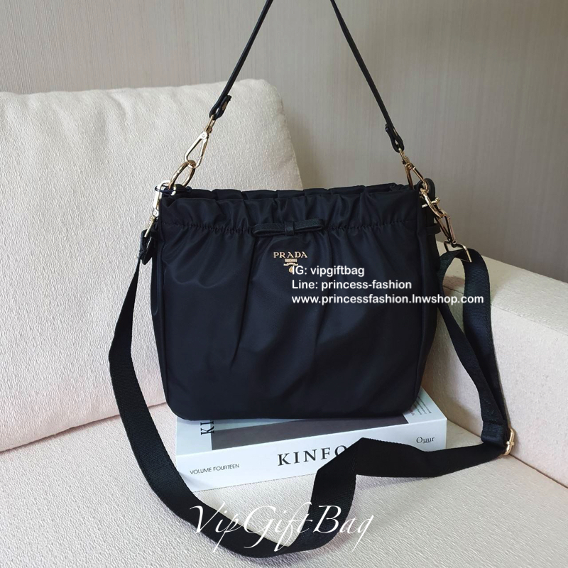 Prada nylon รุ่น Limited edition **กระเป๋าทรงน่ารัก จับจีบปากกระเป๋า ดีมาก วัสดุผ้าNyonกันน้ำ ตามแบบฉบับแบรนด์ เปิด/ปิดด้วยซิป ภายในเย็บติดป้ายหนังแบรนด์ มีช่องซิปเล็ก1 สามารถใส่ของจุกกจิกได้ สามารถใส่IPad mimiได้ มีช่องซิปเล็ก1ช่อง มาพร้อมสายหนังสั้นคล้อ