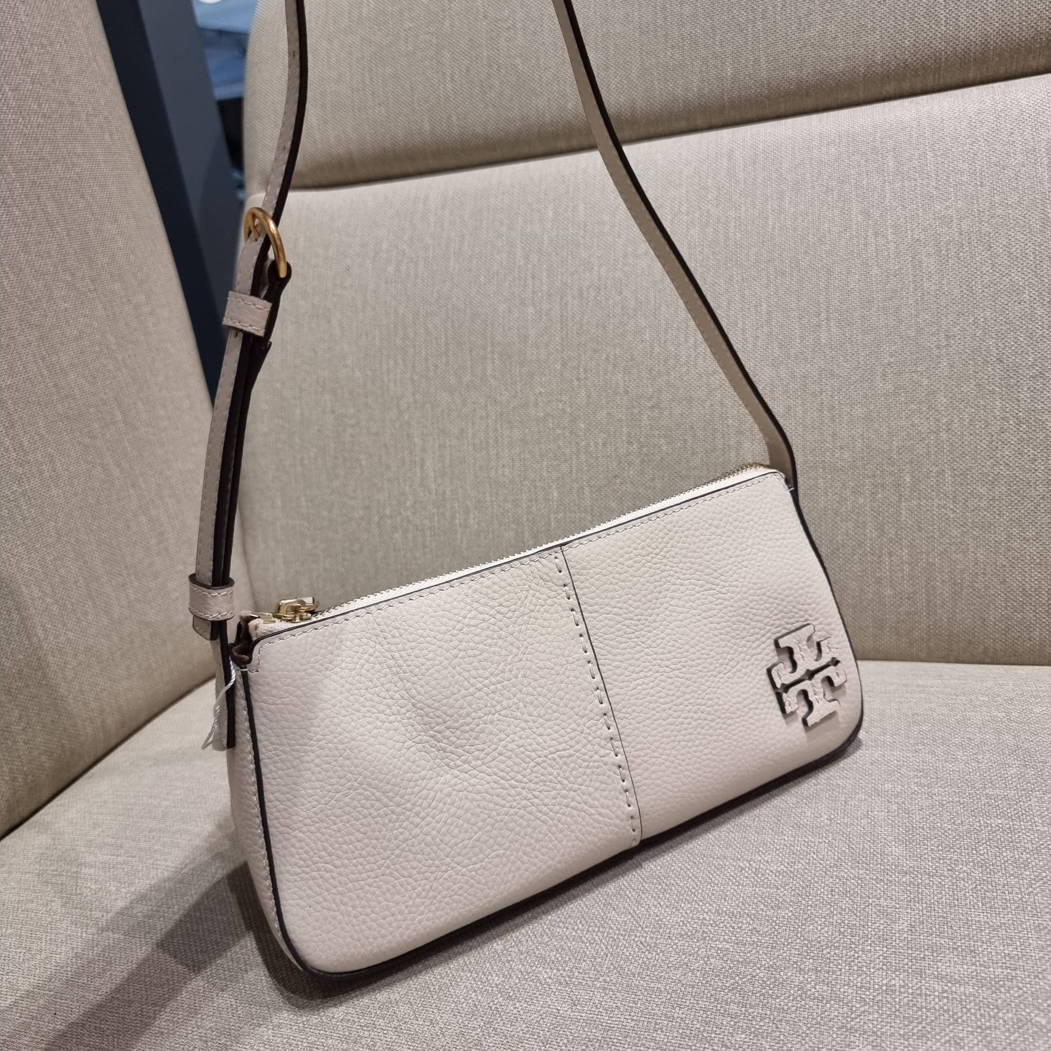 TORY BURCH MCGRAW WEDGE กระเป๋าสะพายไหล่ ทรงสวยไม่ซ้ำ ไม่เกร่อ!! สะดวกใช้งาน ดีไซน์เรียบแต่แฝงความหรู และคลาสสิคในตัว วัสดุหนังลูกวัว สัมผัสดี สวยคม เปิด-ปิดด้วยซิป ภายในเป็นช่องโล่ง มีช่องย่อยเก็บบัตร มาพร้อมสายสะพายในตัว ปรับได้อีกเล็กน้อย ไอเท็มนี้เหมา