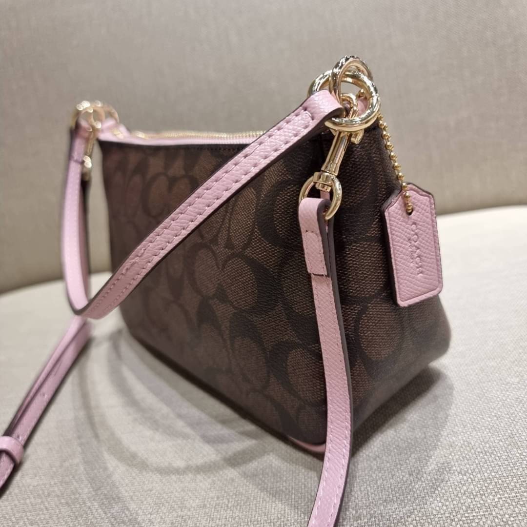 COACH 36674 TOP HANDLE POUCH IN SIGNATURE JACQUARD กระเป๋าทรงพอช ยอดฮิต ยกขึ้นแท่น ด้วยดีไซน์ที่ออกมาให้ใช้งานได้ง่าย ขนาดกำลังเหมาะ วัสดุหนังแคนวาสทนทาน ดีไปหมดขนาดนี้!! คุณลูกค้าถึงสั่งกันรัวๆจริงๆ ภายในโล่งกว้าง ใส่โทรศัพท์ได้ทุกรุ่น มาพร้อมสายคล้องแขน