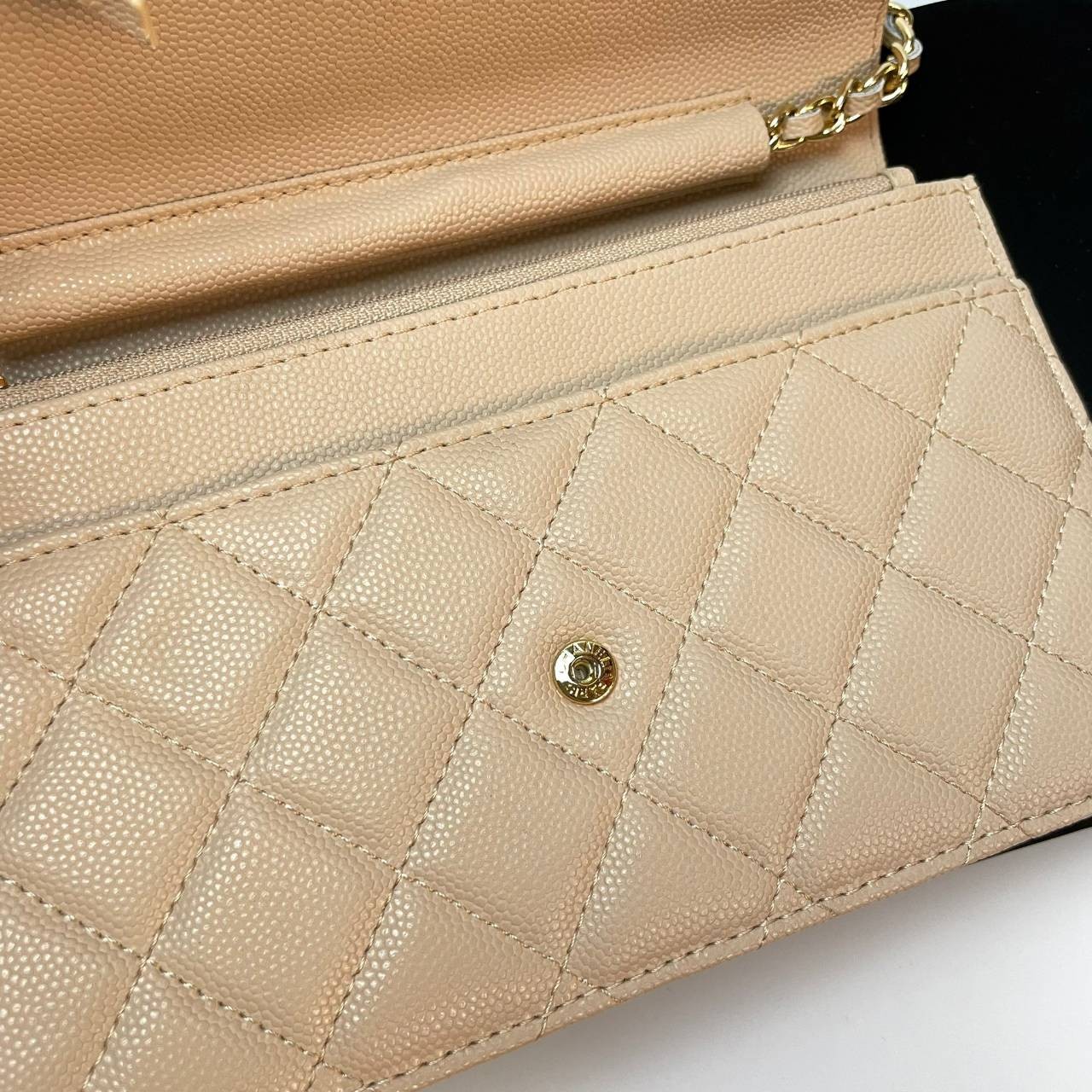 VIP 】หนังแท้ CHANEL WOC style โทนสีพาสเทล กระเป๋าสะพายทรงสวยตลอดกาล วัสดุหนังลายคาเวียร์ เนื้อนุ่ม อยู่ทรงคุณภาพดีตามแบบฉบับของแบรนด์ น้ำหนักเบา ด้านหน้ามีโลโก้แบรนด์อะไหล่หรู มีช่องใส่บัตร ใส่ของจุกจิก เปิดปิดด้วยฝาปิดกระดุม ซับในหนัง ตัวจริงสวยมากๆถูกใจ