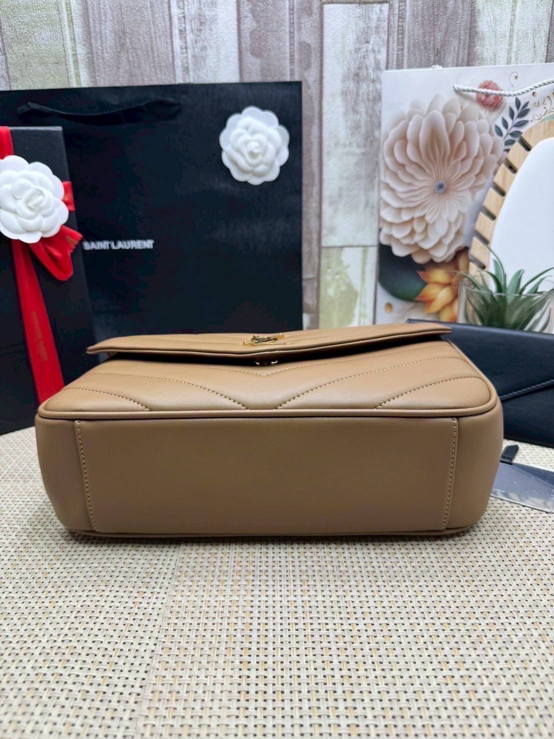 ORI หนังแท้ | 28cm YSL LOULOU medium in MATELASSÉ กระเป๋าสะพายสายโซ่าีทองหรูหรา งานหนังแท้เนื้อนุ่มตะเข็บเย็บลายเชฟรอนสวยหรูโดดเด่นเป็นเอกลักษณ์ 🤍 เกรดออริจินอล หนังแท้