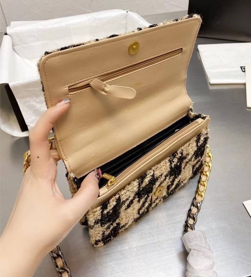 Chanel อเนกประสงค์ รุ่น Limited edition ลายวินเทจ พร้อมใบเล็ก หนังแท้ น้ำหนักเบา มีช่องใส่ของจุกจิก เปิดปิดด้วยฝาปิดกระดุม มีช่องใส่บัตร ช่องซิป ใส่กระเป๋าสตางค์ใบยาว ได้ค่ะ ตัวจริงสวยมากๆถูกใจรีบจองนะคะ ใส่มือถือได้ทุกรุ่น สายสะพายยาวคู่ สะพายได้สองแบบ ป