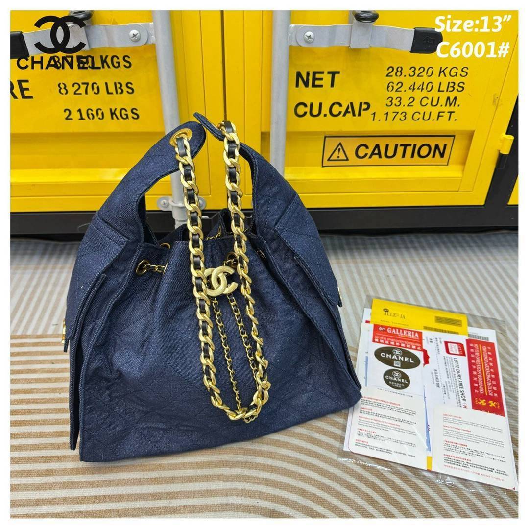 CHANEL 25 Small Handbag กระเป๋าสะพายทรงโฮโบ คอลใหม่ล่าสุด ต้อนรับฤดูกาล SPRING-SUMMER 2025 รูปทรงใช้งานได้จริง จุของได้ ถือเก๋ๆ เอวี่เดย์ลุค บอกเลยว่าดีไซน์เก๋มาก