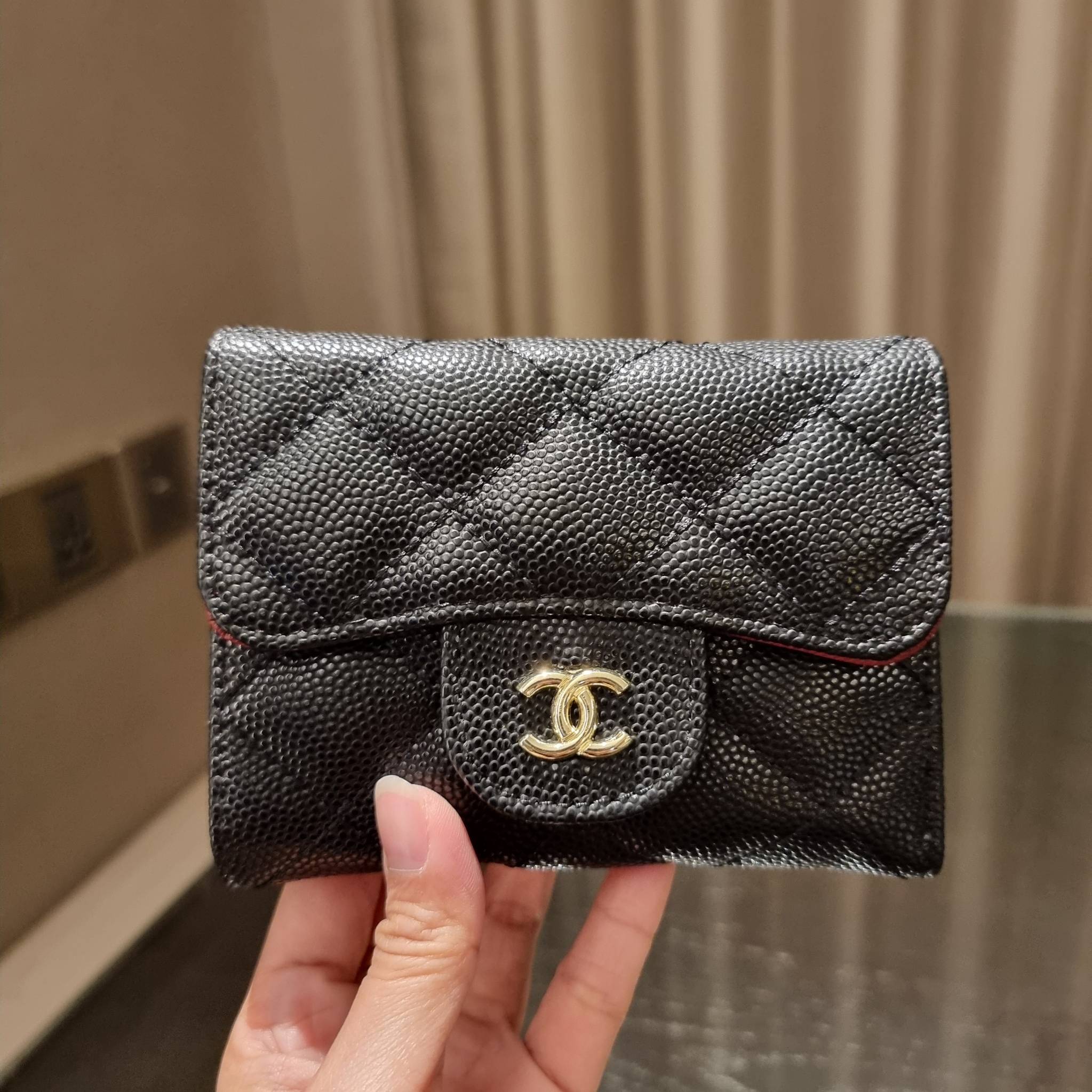 VIP 】มาแล้วจ้า!! รุ่นแนะนำ!! ฮิตติดใจสาวๆ!! กระเป๋าสตางค์ใบสั้นรุ่นฝาพับ จาก Chanel premium for gift เรียบหรู ดูไฮน์ วัสดุหนังสังเคราะห์ลายคาร์เวีย ด้านในเป็นหนังซาฟเฟียโน่ เปิด-ปิดด้วยกระดุมแม่เหล็ก ภายในกระเป๋ามีช่องใส่บัตร ใส่ธนบัตรได้ ดีไซน์เรียบหรูตา