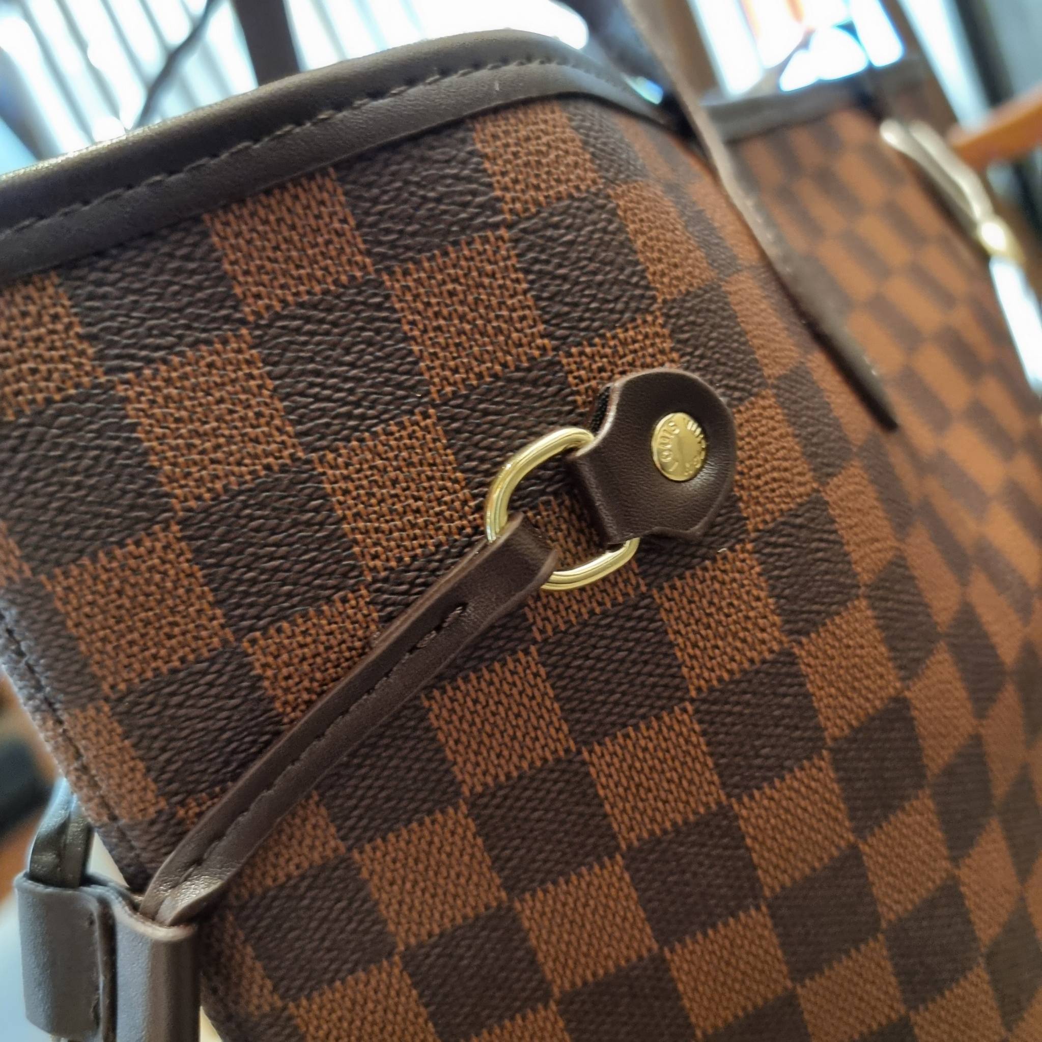 LV 2IN1 TOTE SET กระเป๋าสะพายไหล่ใบใหญ่ทรง tote มาพร้อมใบลูก คลาสสิคที่สุด เป็รอีกรุ่นที่มีคนใช้กันทั่วบ้านทั่วเมือง ฮิตแบบไม่ต้องพูดเยอะ วัสดุหนังแคนวาสปั๊มลายเต็มใบ ปากกระเป๋ามีหูเกี่ยว ด้านข้างมีหนังรูดเก็บทรงได้ ภายในโล่งกว้างมากๆ มีช่องซิปแยกให้ ใบเล