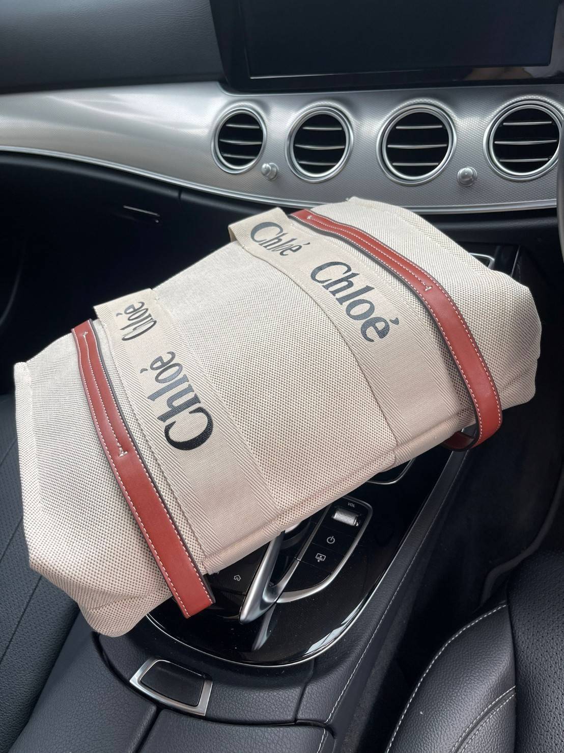 CHLOÉ Woody large leather-trimmed cotton-canvas tote กระเป๋าแบรนด์ดังจากสัญชาติฝรั่งเศส เป็นที่ชื่นชอบของเซเลบริตี โคลเอ้รุ่นนี้เป็นสไตล์วินเทจ เรียบหรูและดูดี ออกแบบมาเพื่อการใช้งานที่ง่ายแสนง่าย และยังจุของได้ไม่น้อยเลยทีเดียว เพิ่มความมีเสน่ห์และแข็งแร