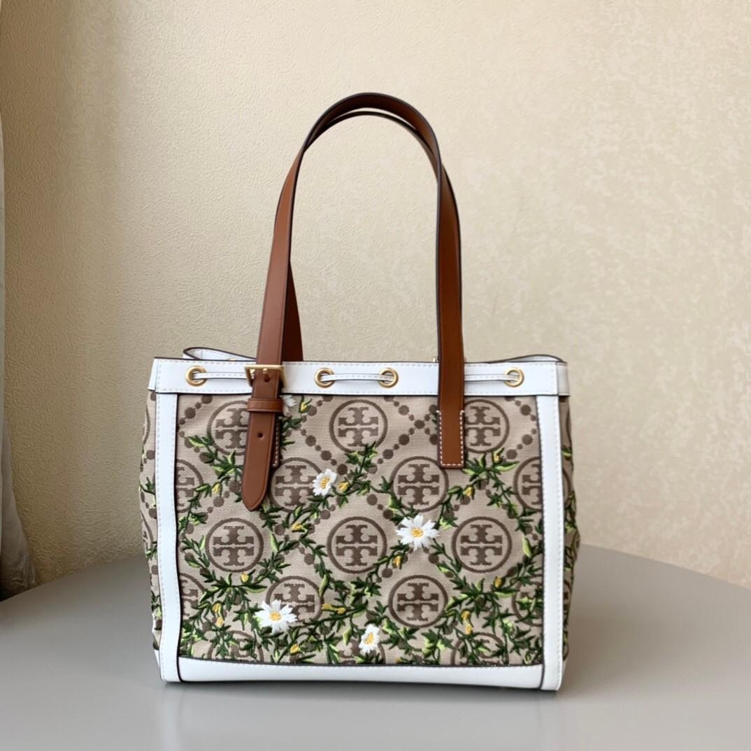 Tory burch T- Monogram Jacquard Embroidered Small Tote กระเป๋าถือหรือสะพายไหล่ วัสดุ Canvas ปักษ์ลายแบรนด์ ในคอลเล็คชั่น Spirit/Summer2021ปักษ์ลายความเป็นธรรมชาติ ประณีต อะไหล่ทองสวยหรู