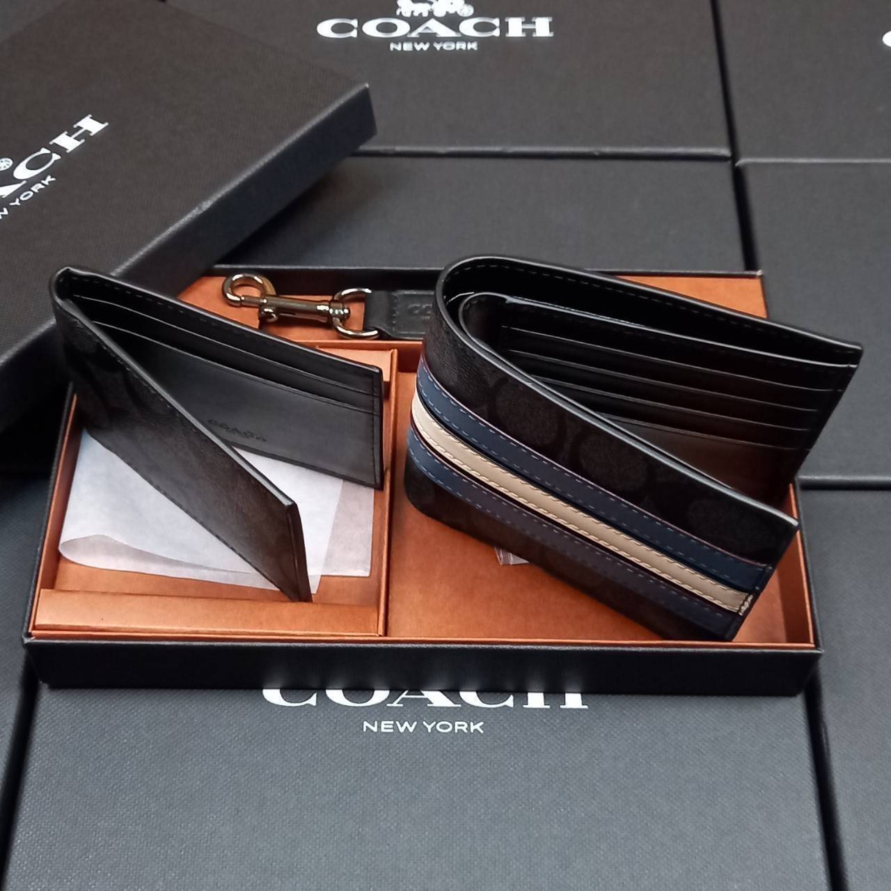 COACH 3-IN-1 WALLET IN SIGNATURE CANVAS WITH VARSITY STRIPE WITH KEY FOB LIMITED BOX(COACH F26072)🍁กระเป๋าสตางค์ มี ID ใบลูก สำหรับใส่บัตรแยก มีพวงกุญแจ ใช้แล้วดูหล่อสุดๆ🔸️**จะใช้เอง หรือเป็นของขวัญให้คนสำคัญ ก็ตอบโจทย์มากๆ **รับประกันว่า 