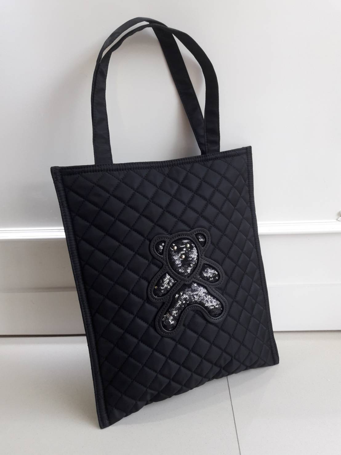 งานขายดีคะ ♡♡ กระเป๋าสะพาย/ทรง TOTE Bag จากแบรนด์ PRADA ตัวกระเป๋าเป็น nylon ทั้งใบ เป็นลายตารางขวางทั้งสองฝั่ง มีสายยาวสะพายได้ ด้านหน้าเป็นลายหมี ปักกลิ้ตเตอร์ อะไหล่ทองหรูมาก จุของคุ้ม ใส่หนังสือ หรือ MacBook ใส่Ipad tablet ได้หมดระ สวยคุ