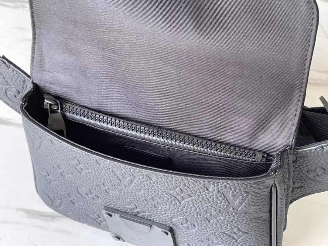 LV S Lock Slingbag Monogram-embossed Taurillon leather / LV Belt Bag กระเป๋าสะพาย/คาดอก หนังแท้ ดีไซส์ร่วมสมัย หนัง Taurillon สีดำพิมพ์ลายโมโนแกรม สุดคลาสสิก สง่างามตลอดกาล มีไว้ไม่มีเอาท์ ท่านชายควรมีมากค่ะ เกรดท็อป ออริ เทียบแท้ 1:1 เกรดดีสุด