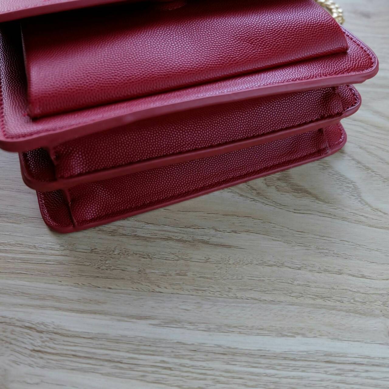 Charles & Keith Front Flap Crossbody Bag กระเป๋าสะพาย อยู่ทรง ขนาดกำลังดี วัสดุหนังลายคาเวียร์ ด้านในแบ่งเป็น 3 ช่องใหญ่ แยกเก็บของได้เป็นสัดส่วนค่ะ สายสะพายแบบโซ่ยาว 119 cm มีหนังรองบ่า สามารถถอดได้ค่ะ