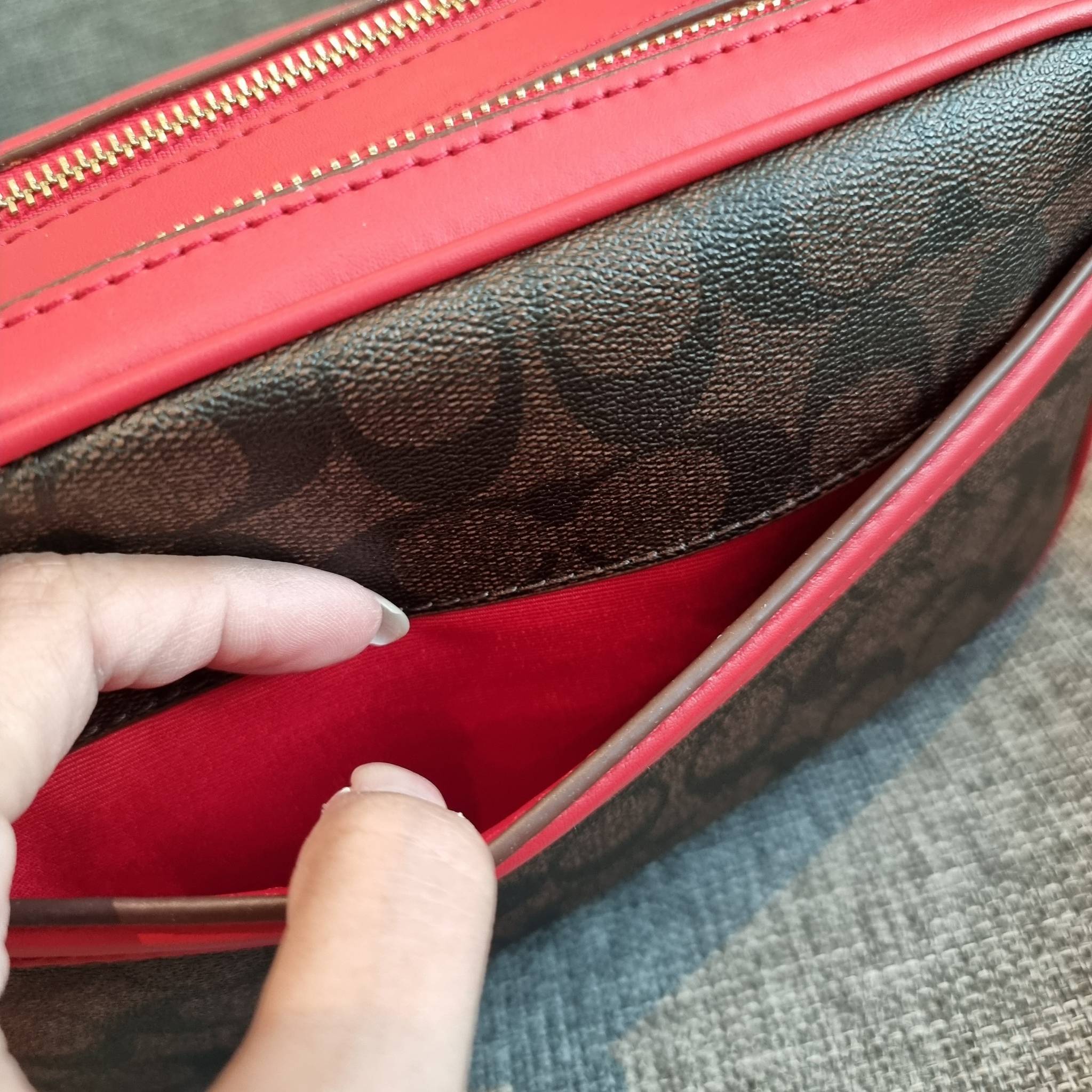 OUTLET 】COACH F68168 JES CROSSBODY IN SIGNATURE CANVAS รุ่นยอดฮิต!! กระเป๋าสะพายข้าง รุ่น 2 ซิป ใบใหญ่จุใจ สีคลาสสิคขายดี!! วัสดุหนังแคนวาสเคลือบลาย เปิด-ปิดด้วยซิป 2 ช่องหลัก ใช้งานง่าย ทรงสวยมากๆรุ่นนี้ มาพร้อมสายสะพาย crossbody ปรับได้ตามตัว ภายในใส่ขอ