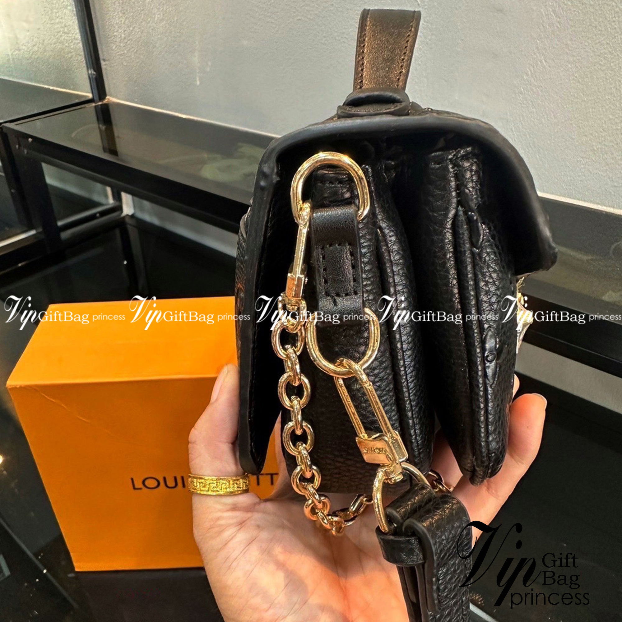 LV Pochette Métis East West กระเป๋าสะพาย พร้อมสายโซ่สีทองสำหรับสะพายไหล่แบบสั้นอย่างมีสไตล์ และสายหนังถอดได้ กระเป๋า Monogram แคนวาส แต่งขอบหนัง และตัวล็อกแบบ S-lock อันเป็นเอกลักษณ์ ของความหรูหรา พร้อมส่งที่ไทย ภาพถ่ายจากงานขายจริง ใช้งานต่างประเทศได้