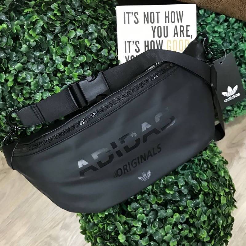 Adidas Waist Bag กระเป๋าสะพายสไตล์สปอร์ตแบบคาดเอวหรือคาดอกดีไซน์สุดฮิตใช้ได้ทั้งชายและหญิง วัสดุไนล่อนเนื้อแมทแบบนิ่มด้านหลังเป็นหนังเรียบ กันน้ำทำความสะอาดง่าย ขนาดกำลังดี น้ำหนักเบา ด้านหน้ามีโลโก้แบรนด์ เปิดปิดด้วยซิปสะดวกใช้ หัวซิปแบรนด์ สายสะพายเลื่อ