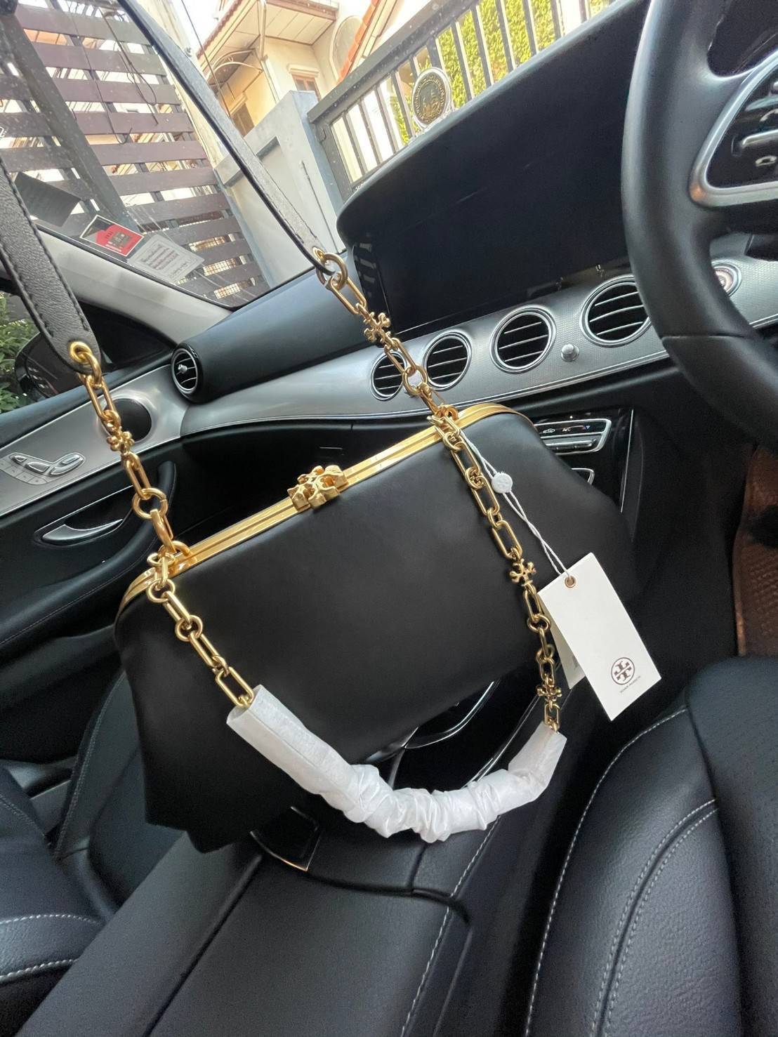 ของแท้ 💯% Tory burch Cleo Bag โดดเด่นด้วยรูปทรงที่เพรียว เรียบโก้ และเด่นชัด สื่อสารถึงบริบทของความร่วมสมัยได้อย่างลงตัว