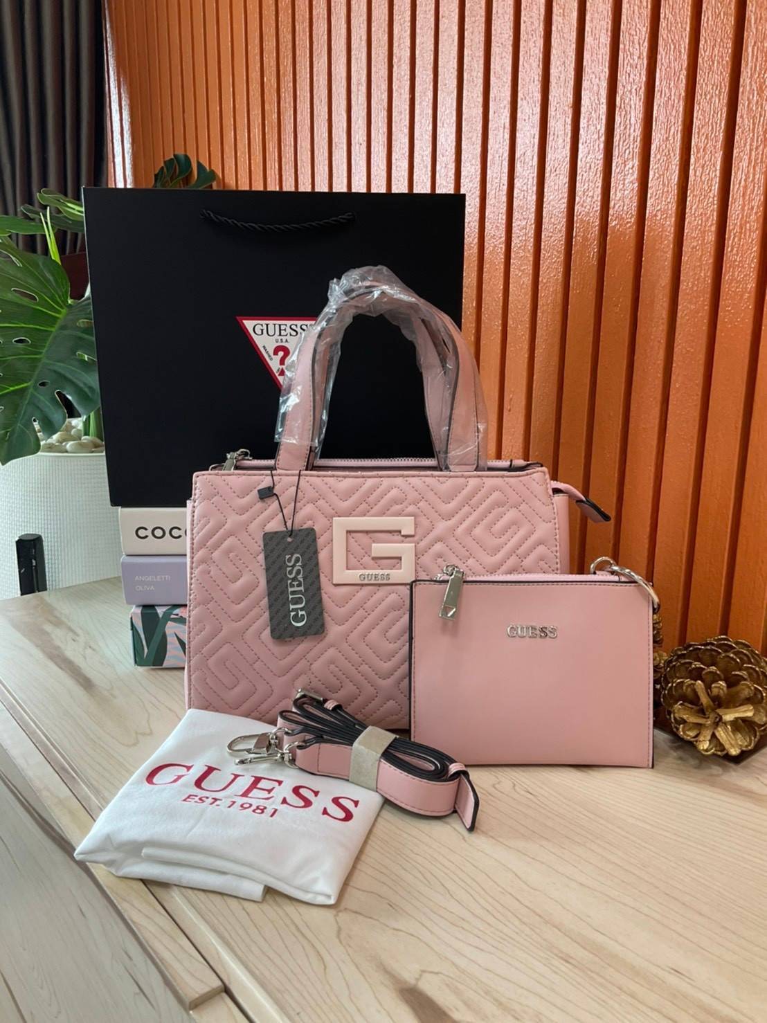 ของแท้ 💯% 】Guess Women’s Crossbody Bag กระเป๋าสะพายข้าง มาพร้อมกระเป๋าใบเล็ก ถอดออกแยกใช้งานได้ วัสดุ Pu หนังนิ่ม จับนุ่มมือมากๆ ด้านหน้าประดับโลโก้แบรนด์ กระเป๋ามีดีเทลเย็บลาย G
