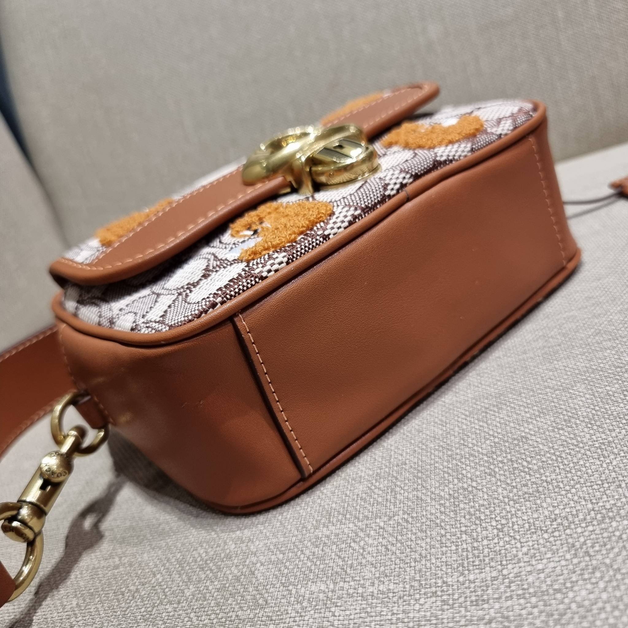 COACH C7764 STUDIO CAMERA BAG 19 IN SIGNATURE TEXTILE JACQUARD WITH CREATURES น้องเล็กใหม่สุดอีกหนึ่ง!! ขนาดเล็กกะทัดรัด มาแบบเลิศๆหรูๆมากแม่ พร้อมเทกเจอร์สุดคิ้วท์!! กระเป๋าสะพายข้างลุคไฮน์ ที่ดีไซน์ออกมาได้ปัง และดูแพงมากๆ ด้วยดีเทลคลาสสิคผสานความเป็นเอ