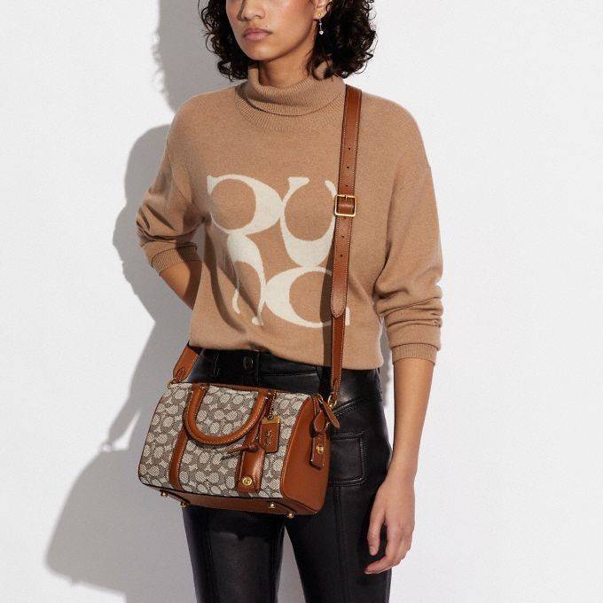 COACH C8529 RUBY SATCHEL 25 IN SIGNATURE TEXTILE JACQUARD ใหม่ก่อนใคร ไม่ต้องรอพรี! กับกระเป๋าทรงหมอนดีไซน์ใหม่ ใบใหญ่ แต่น้ำหนักเบา ด้วยวัสดุผ้า jacquard ถักทอลายซีเอกลักษณ์ ตัดสลับหนังแท้ เพิ่มดีเทลความหรู มาพร้อมหูจับในตัว และสายสะพายครอสสีเข้ากับตัวกร