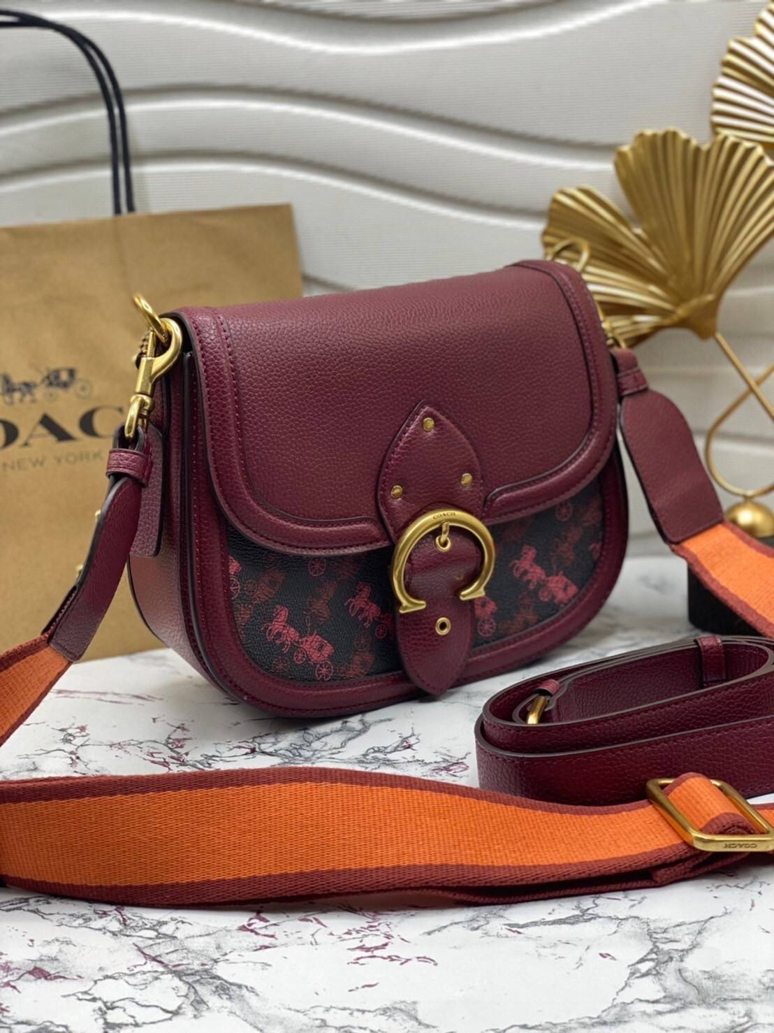 COACH BEAT SADDLE BAG WITH HORSE AND CARRIAGE C0747 ฮอตไฟลุก! สีหายาก ละมุนคุณหนู คอลเลคชั่นใหม่ ดีไซน์หรูหรา พิเศษมากๆมาพร้อมสายสะพาย 2 เส้น ใช้คู่กันหรือแยกสะพายก็สวยครบสูตร กระเป๋าสะพายทรง saddle คลาสสิค เปิด-ปิดด้วยกระดุมแน่นหนา ภายในเป็นช่องโล่ง ใส่ข