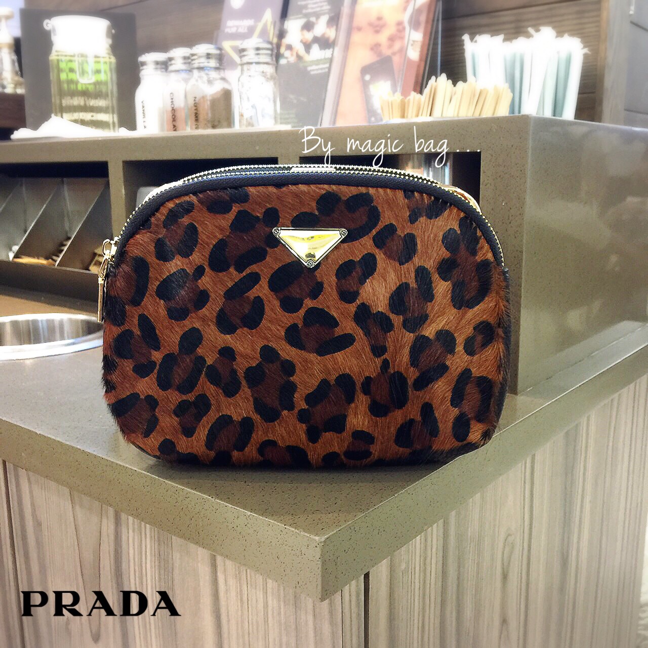 💕PRADA💕 กระเป๋าคลัชท์&สะพายข้าง อะไหล่ทอง เงา สวย เปิดใช้งานง่าย มาพร้อมสายยาว และป้าย PRADA นะคะ ขนนิ่ม น่าใช้มากๆ สีสวยทุกสี งานดี เกรดพรีเมี่ยม มี 3 สี ดำ แดง ลายเสือ Size 9x7 "
