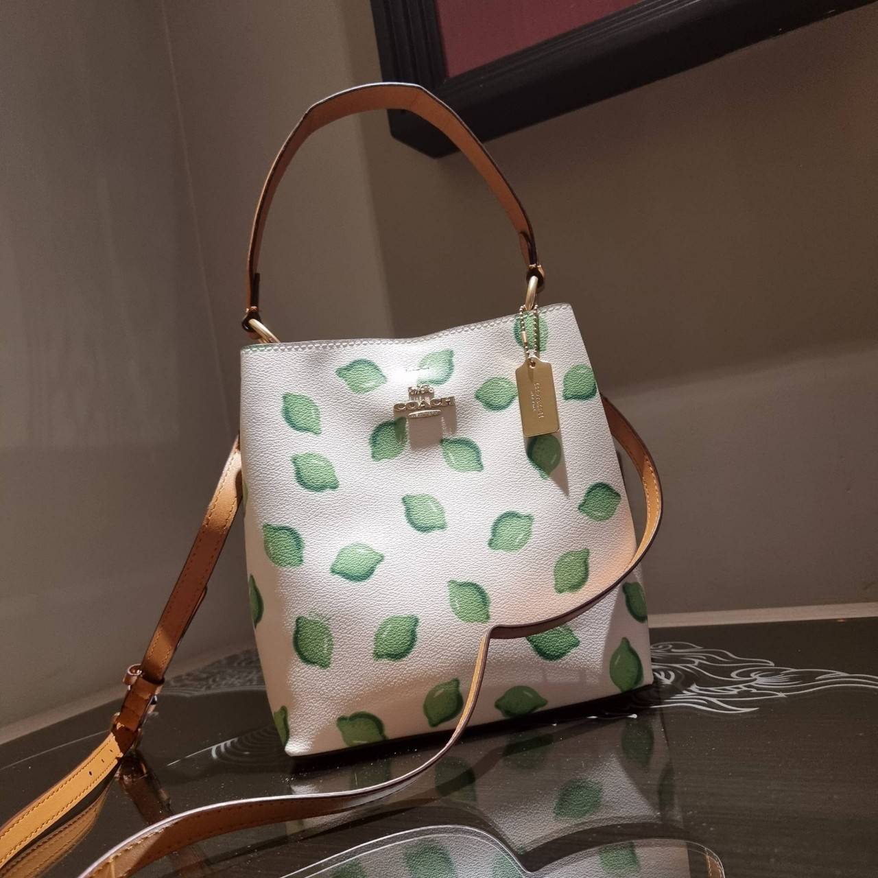 OUTTLET 】COACH 1625 SMALL TOWN BUCKET BAG WITH LIME PRINT ต้อนรับปีใหม่ด้วยความสดใส กับรุ่นยอดนิยม กระเป๋าทรงบัคเก็ตไซส์เล็ก ดีไซน์ลวดลายจี๊ดจ๊าด น่าใช้จริงจัง วัสดุหนังแคนวาสเคลือบลาย สวยคมแซ่บมากๆ เปิด-ปิดด้วยกระดุมแม่เหล็กทั้ง 2 ฝั่ง ภายในเป็นช่องโล่ง 