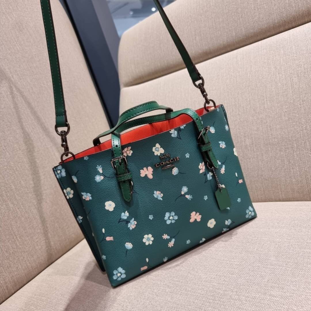 COACH C8613 MOLLIE TOTE 25 WITH MYSTICAL FLORAL PRINT คอลใหม่ล่าสุด ยังไม่เข้า shop ไทย สวยๆแบบไม่ต้องรอพรีฯให้ยาวนาน กับกระเป๋าโท้ทไซส์เล็กที่สาวๆต่างก็ต้องปักใจรัก สวยสมใจ ดีไซน์ลวดลายดอกไม้ คละเคล้าเต็มใบ สีสันสดใส น่าใช้สุดๆ วัสดุหนังแคนวาส ภายในโล่งก