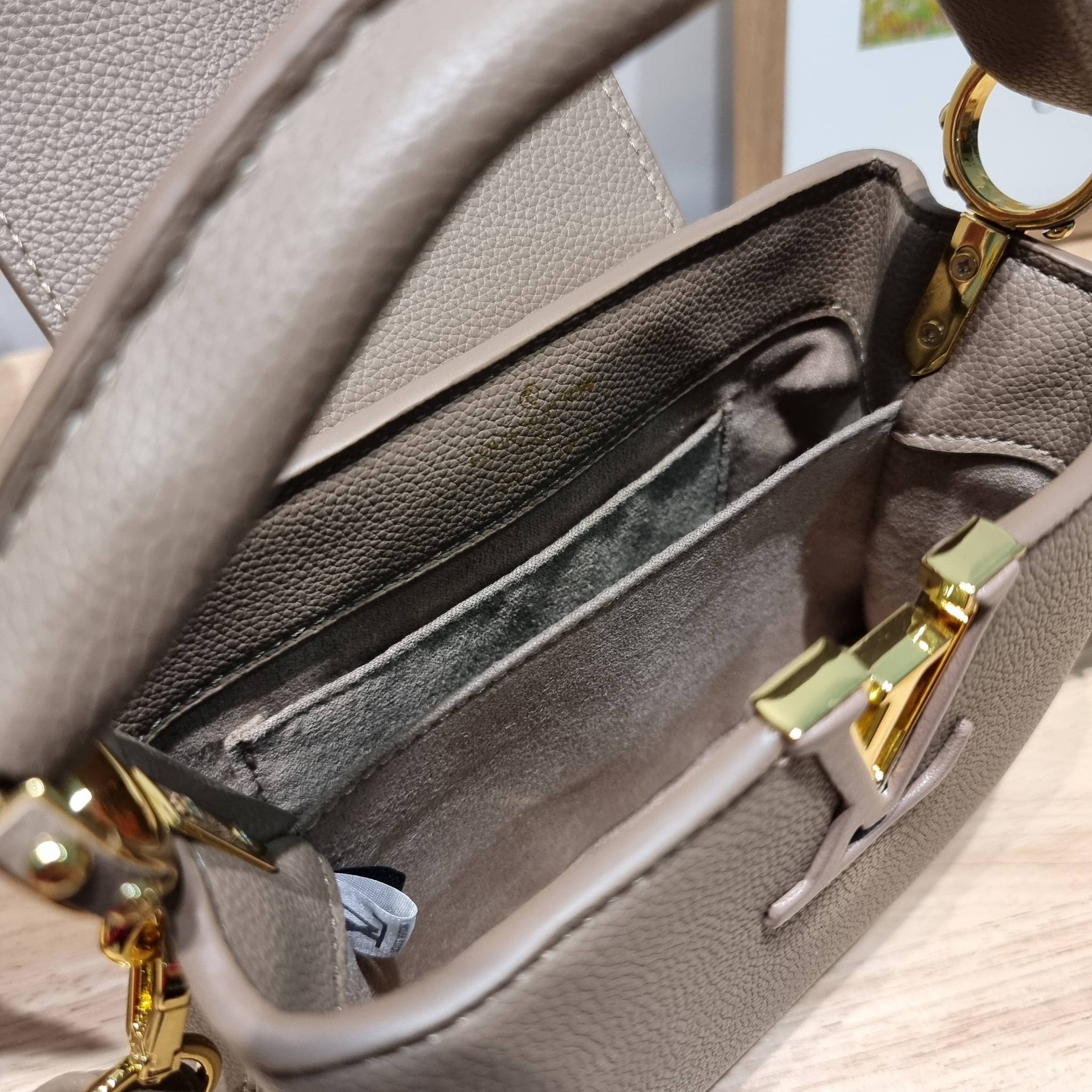 LV capucines mini top handle ที่สุดของความสวยในราคาเบาๆ กระเป๋าถือสุดหรู ดีไซน์ทรงคลาสสิค ที่รอบนี้มาในไซส์มินิ ดีงามม้ากกกก!! มาพร้อมหูจับในตัว ด้วยรูปทรงวินเทจและวัสดุหนังลูกวัว ขับผิว ทำให้ไอเท็มนี้สะกดทุกสายตาจริงๆ