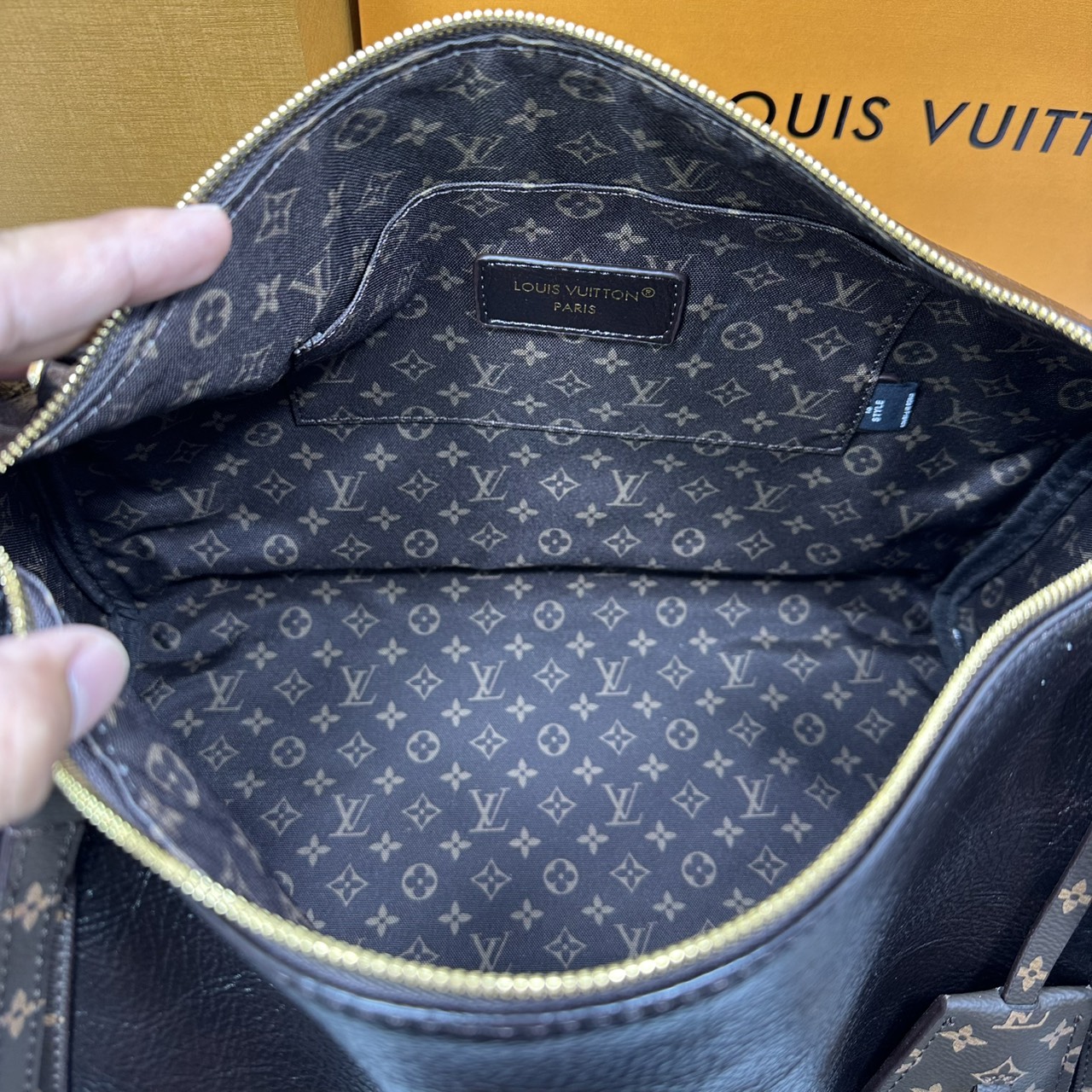 ORI หนังแท้ | LV Express MM Bag 30cm กระเป๋าสะพายทรงหมอนสปีดี้ดีไซน์ใหม่ล่าสุด โฉบเฉี่ยว แต่งคาดหน้าโมโนแกรมโดดเด่น ตัวกระเป๋าสีพื้นตัดกันอย่างลงตัว พร้อมหูแบบจับยาวถอดได้จะถือหรือคล้องไหล่ก็เก๋