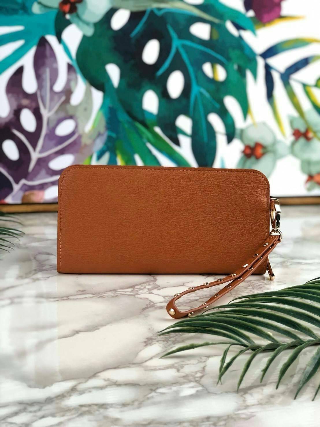 CHARLES & KEITH CLASSIC ZIP AROUND WALLET กระเป๋าเงินใบยาวซิปรอบ มีสายคล้องมีสีเข้ากระเป๋า 1 เส้น ใช้งานง่ายมากๆ คล้องมือก็เก๋ ด้านหน้าปั๊มโลโก้แบรนด์ เปิดปิดด้วยซิปรอบ ที่สายคล้องมือแต่งหมุดสีสวยเด่น ถอดสายได้ จุบัตรได้ 12 ใบ มีช่องซิปใส่เหรียญและช่องใส่