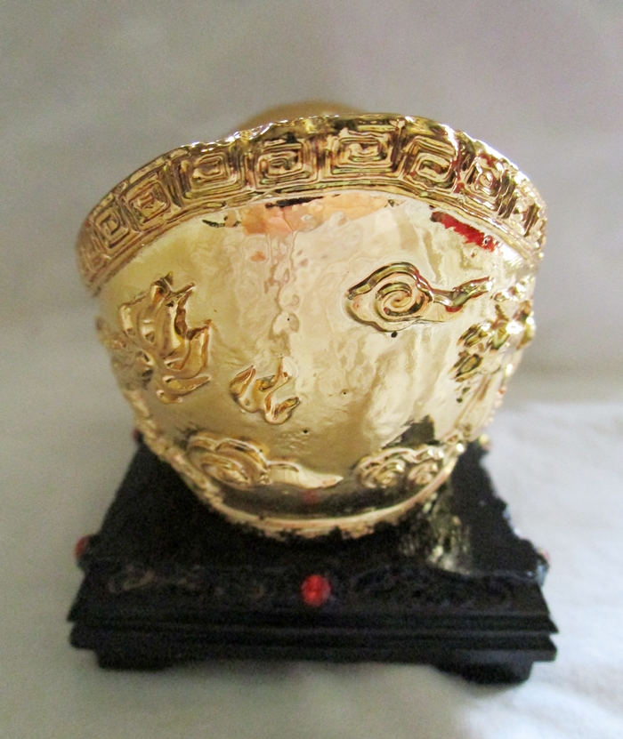 ก้อนทองขนาดใหญ่ฐานดำประดับพลอยแดง แก้ชงปีวอก ปี2562ค่ะ