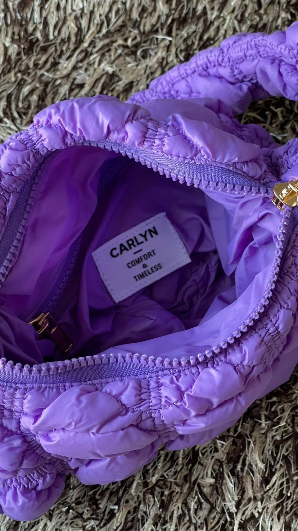 Carlyn Quilted Soft M Bag กระเป๋าสุดฮอตจากประเทศเกาหลี มีทรงที่กำลังพอดี ไม่เล็กหรือใหญ่เกินไป เลยสามารถใช้ในชีวิตประจำวันได้ง่าย ตัวกระเป๋านุ่มบุเหมือนผ้านวม น้ำหนักเบา