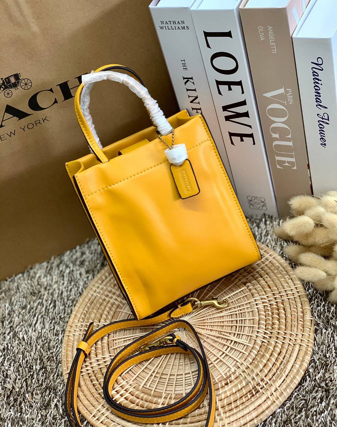 COACH MINI CASHIN TOTE ((C4828)) 💥พร้อมส่งที่ไทยรุ่นใหม่ล่าสุดค่ะ! กระเป๋าขนาดมินิ หนังแท้ หนังนิ่มสวย น่าใช้มากๆค่ะ ปากกระเป๋าแบบแม่เหล็ก ภายในสามารถใส่กระเป๋าเงินใบกลางได้;มือถือแบบตั้งได้ทุกรุ่น;ของจำเป็นจุกจิกสาวๆได้หลายอย่างนะคะ;พร้อมช่องเสีย