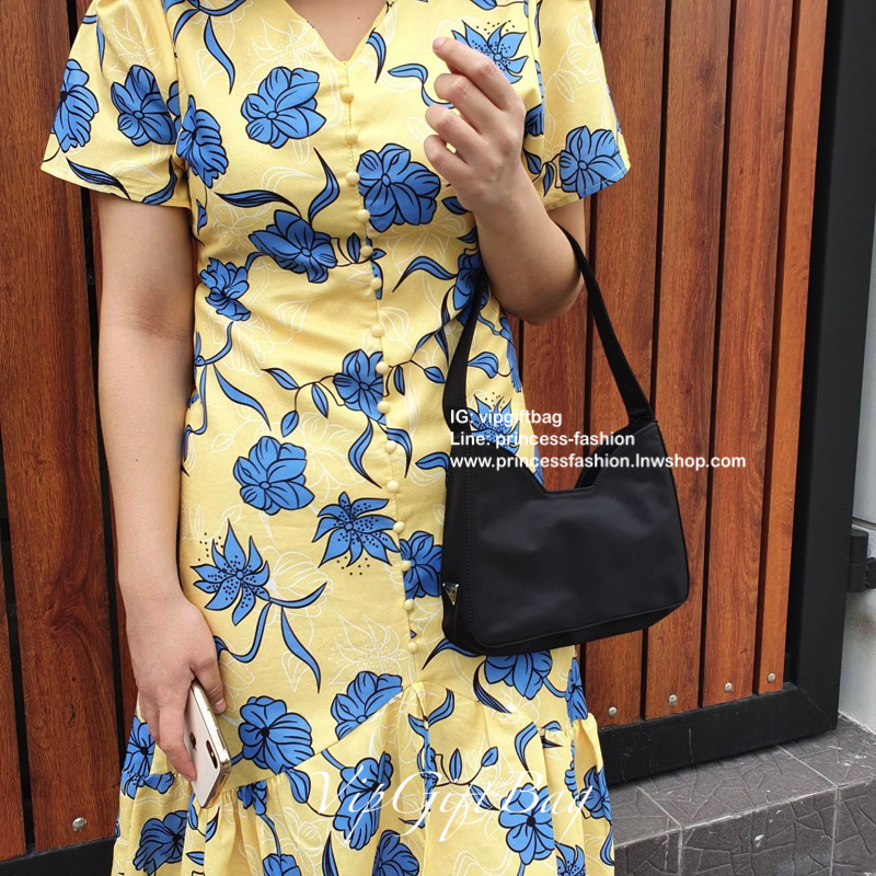 สไตล์คล้องแขนรุ่นใหม่ จากแบรนด์ Prada ขนาดกะทัดรัด แต่ใส่ของได้เยอะคะ ใสกระเป๋าตังยาว ได้สบายๆคะ จะคล้องมือ คล้องแขน สะพายไหล่ แบบไหนก็สวยหรูเหมือนกันคะ ทรงออกแบบมาเพื่อ สาวๆเลยคะ สวยหรูดูแพงมากคะ ทางร้านคอนเฟริมเลยคะ ด้านข้างมีโลโก้แบรนด์ สะดุดตา ดูแพงมา