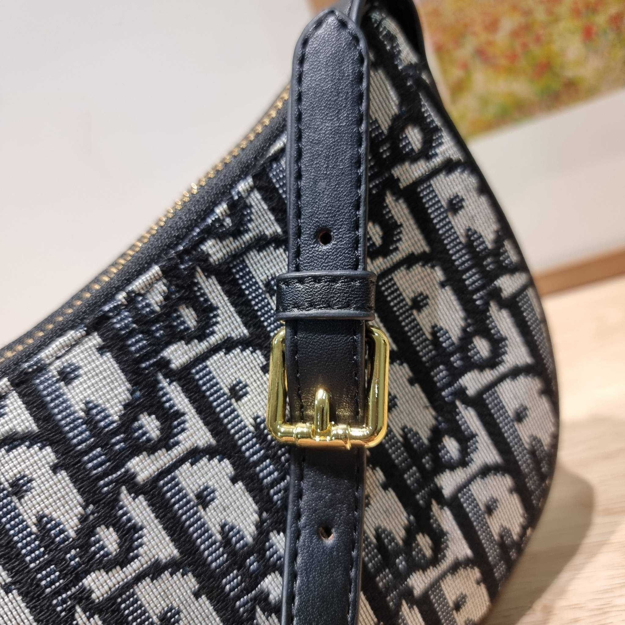 CD Lounge Bag Blue Oblique Jacquard / Dior pochette กระเป๋าสะพายทรงพอช สวยหรู ดีไซน์เรียบ แต่ดูแพง