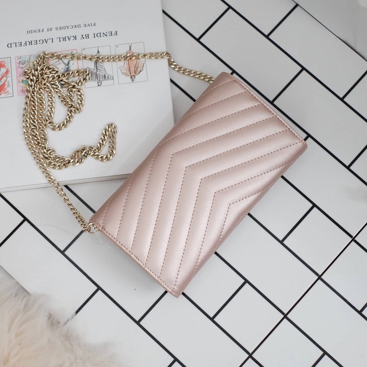 สาวๆมีกระเป๋าสตางค์ยาวแบบ3in1 หยิบมาถือสะพายจบในใบเดียวกันหรือยัง ! ใบนี้ แนะนำเลย 📌หนังวัวแท้ สวยมาก 📌จะใช้เป็นกระเป๋าสตางค์ หรือจะถอดสายถือเป็น คลัช หรือสะพาย Cross body ชิลๆ ก้อได้เลย