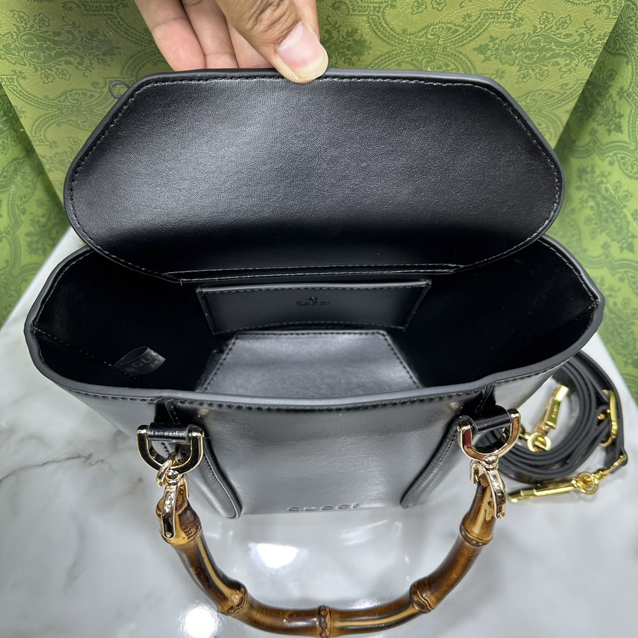 GUCCI Mini bamboo top handle tote bag กระเป๋าสะพายทรงตะกร้า หูจับลายไม้ไผ่ตัดสีได้อย่างลงตัว ถือแล้วดูขับผิวสวยงาม งานหนังแท้หนังเงาดูแพง ให้ความรู้สึกถึงงานฝีมือที่โดดเด่น ด้วยฐานทรงหกเหลี่ยม พร้อมส่งที่นี่ก่อนใคร รีบจับจองเลยน้า