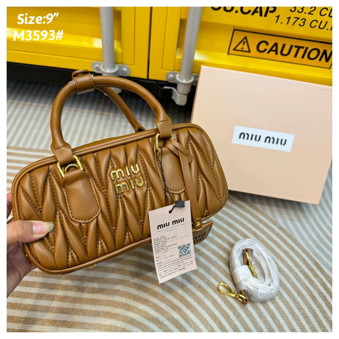 MIU MIU ARCADIE METELASSE LEATHER BAG กระเป๋าถือ/สะพายสุดชิค ที่ไม่มีตอนนี้คือพลาด ดีไซน์เพิ่มดีเทล ด้วยการเดินด้ายเป็นเอกลักษณ์ สวยดูแพง หูจับในตัวง่ายและสะดวกพกพา