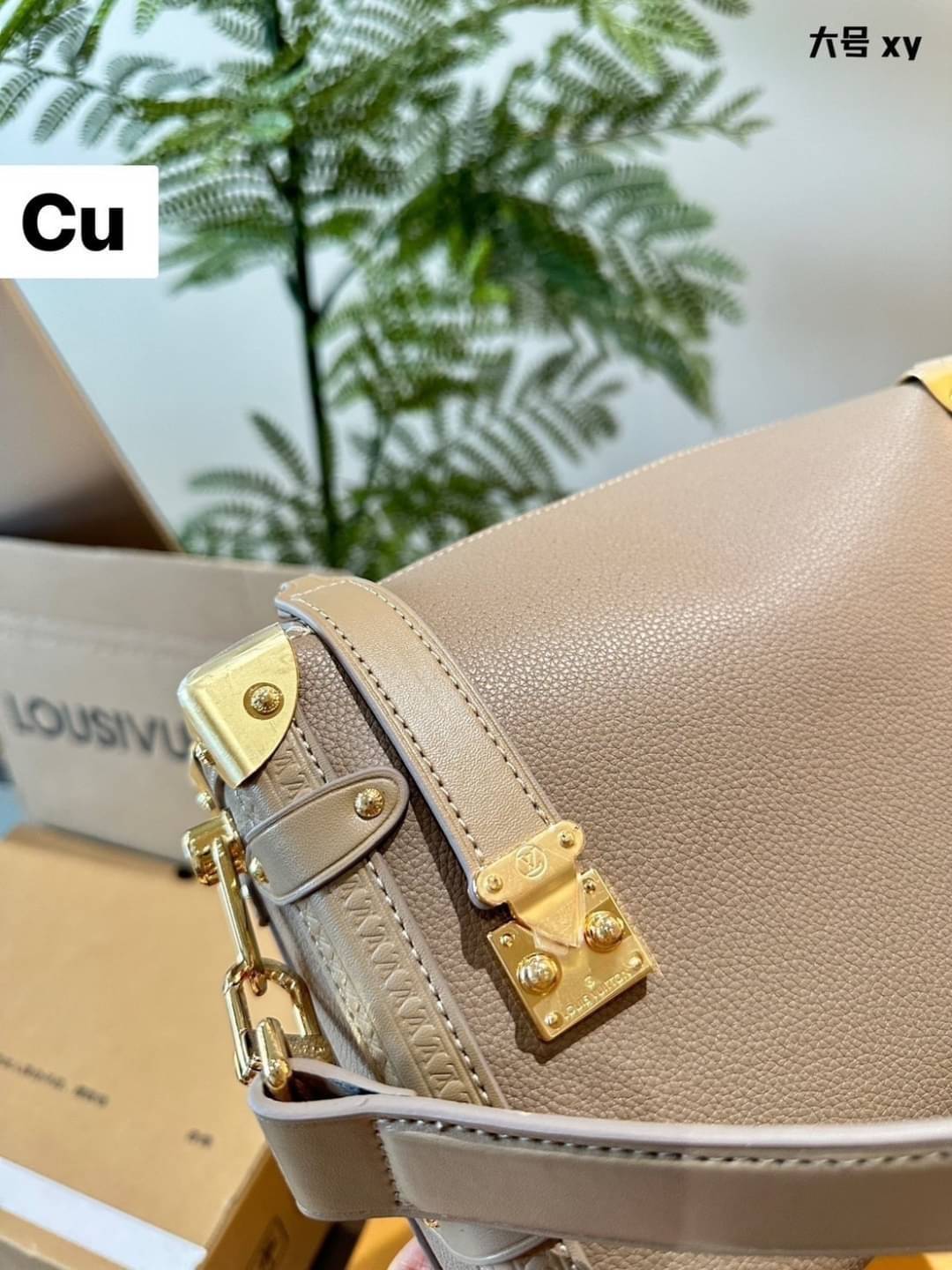 LV Side Trunk MM Leather Bag กระเป๋าสะพายทรงกล่องคลาสสิกทันสมัยมีสไตล์ รุ่นใหม่หนังเรียบสวยสุดไอคอนิก พร้อมตอบรับได้ทุกลุค ทุกสไตล์ -- [รับตัวแทนกระเป๋า]