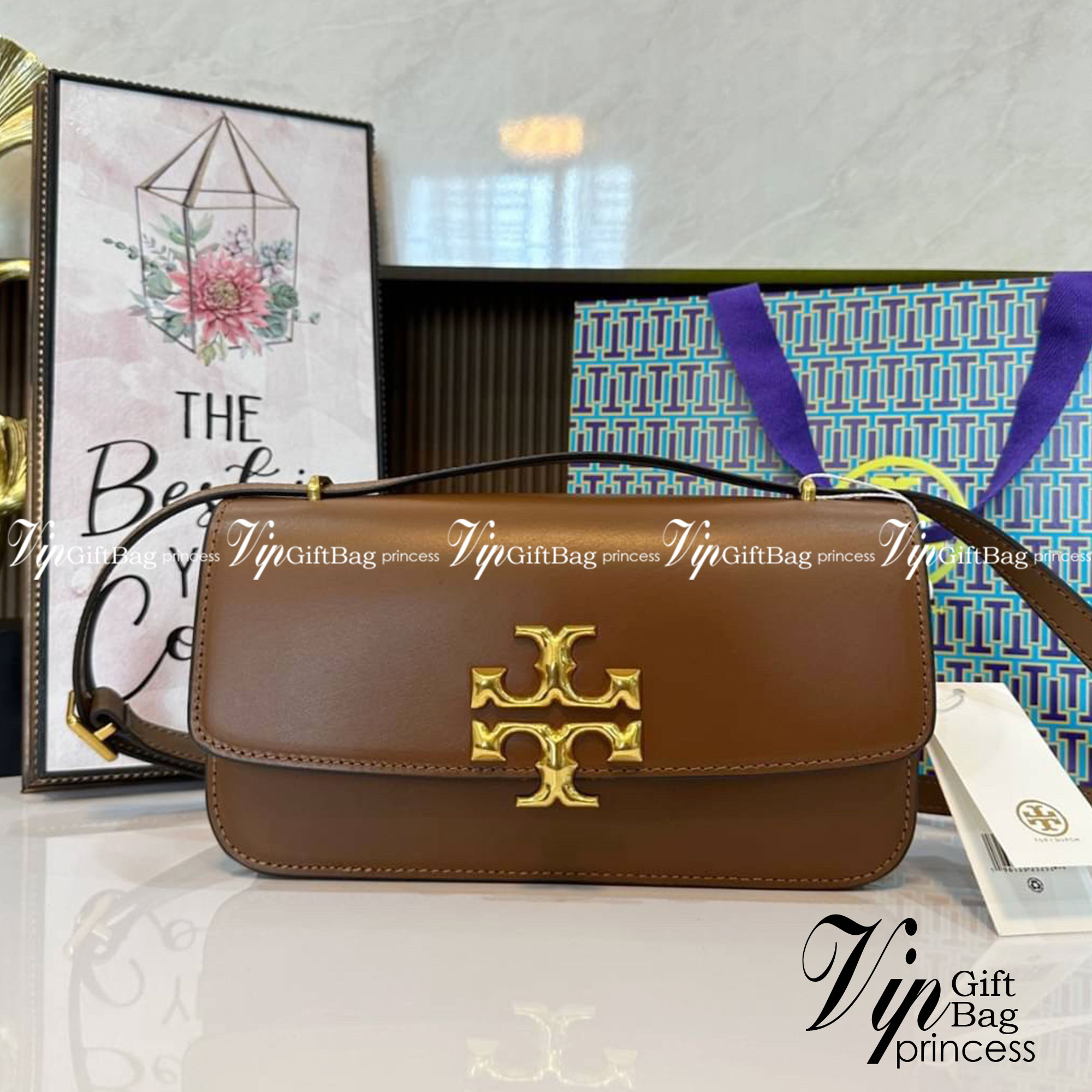 TORY BURCH ELEANOR SMALL LONG CONVERTIBLE SHOULDER กระเป๋าสะพายทรงยาว E/W Eleanor Convertible สูดหรู ดูแพง หนังแท้ เรียบสวยหรู โดดเด่นด้วยป้ายโลโก้สีทอง ลาย Double T อันเป็นเอกลักษณ์ ภายในช่องโล่งกว้างสามารถใส่โทรศัพท์ได้ทุกรุ่น สามารถใส่กระเป๋าสตางค์ใบยา