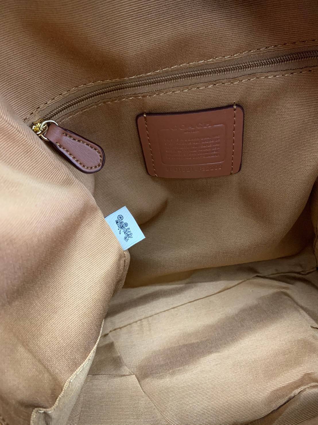 OUTLET 】COACH MEDIUM CHARLIE BACKPACK IN SIGNATURE ((32200)) พร้อมส่งที่ไทยอีกครั้งค่ะ! กระเป๋าสะพายหลังขนาดกลาง หนังแท้+ไนล่อน ด้านหน้ามีช่องซิปให้หนึ่งช่อง;เปิดปิดช่องหลักแบบซิปคู่ ภายในกว้างใส่สัมภาระได้จุนะคะ พร้อมช่องซิปให้อีกช่องค่ะ;สายสะพายสามารถเล
