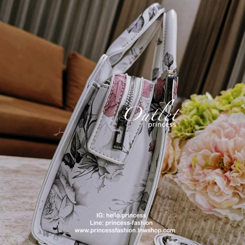 GUESS WOMAN CROSS BODY BAG กระเป๋าถือ/สะพายรุ่นใหม่ล่าสุดจาก GUESS FACTORY หนังสวยอยู่ทรงแข็งไม่ย้วย ขนาดกำลังดี น้ำหนักเบาด้านหน้าประดับโลโก้แบร์นพร้อมอะไหล่เงินที่หูหิ้วและมุมขอบกระเป๋าเพิ่มดีเทลเก๋ หูจับเเข็งแรงพับลงได้ เปิดปิดด้วยซิปสะดวกใช้ ภายในมีโล