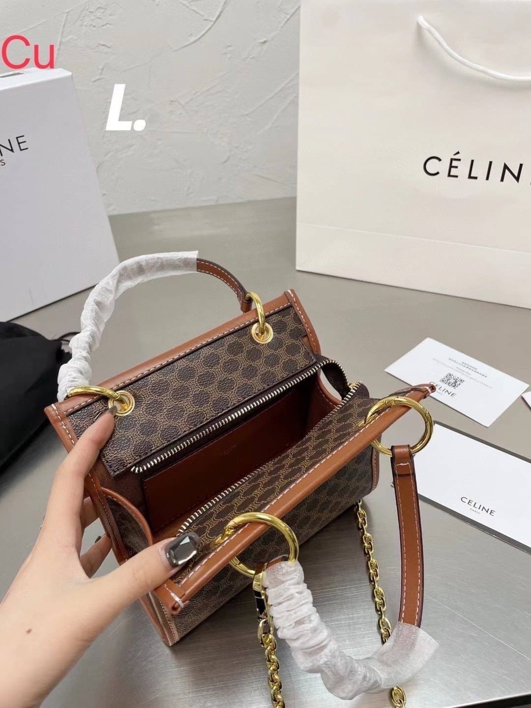 CELINE VINTAGE TOTE BAG / CELINE Macadam tote bag กระเป๋าโท้ทสไตล์วินเทจไซส์เล็ก ขนาดกำลังสวย พกพาง่าย ใหม่ล่าสุด ที่ใช้สามารถใช้ได้ทั้งหนุ่มๆและสาวๆ รูปทรงคลาสสิค