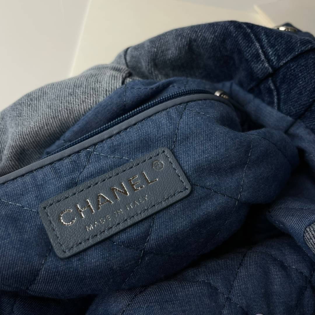 Chanel 22 Denim Bag / Chanel Tote Bag 35cm เกรดดีสุด กระเป๋าสะพายทรงโท้ทเดนิม ยีนส์ เท่ๆ คูลๆ งานเดนิมฟอกดีเทลความสวยมาก เป็นทรงโท้ทที่ได้รับการตอบรับดีมาก เกินต้านที่สุดกับไอเท็มนี้ ที่สาวๆหรือใครๆก็ต้องมีแล้ว!!